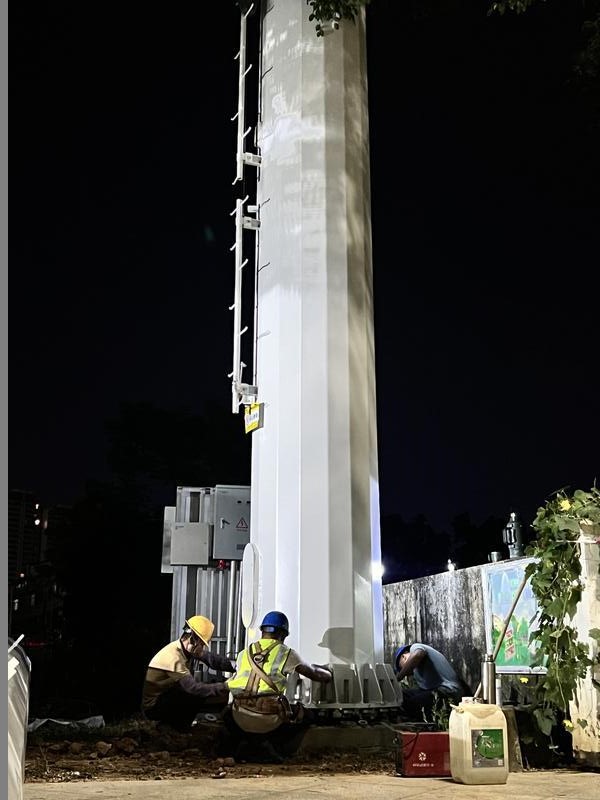 <p>    工作人员在建基站。</p>