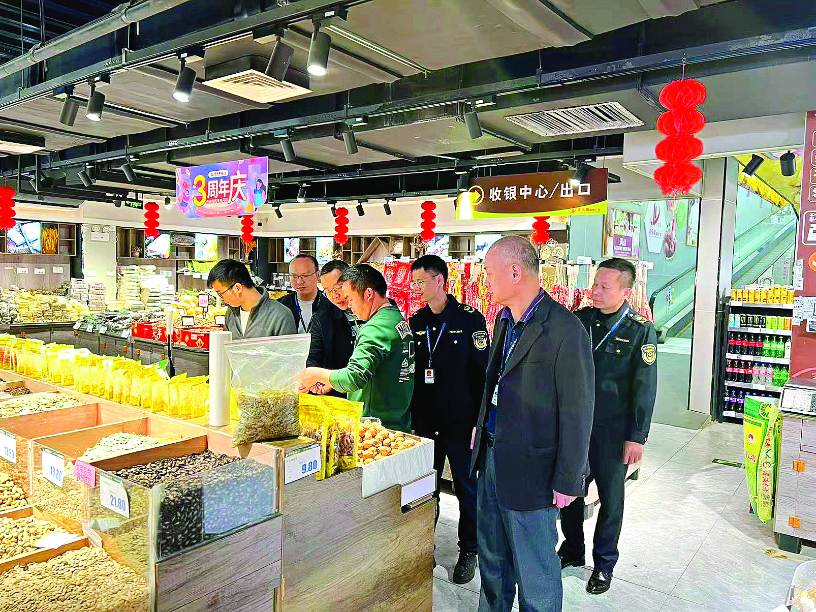    市场监管部门到商超检查。
