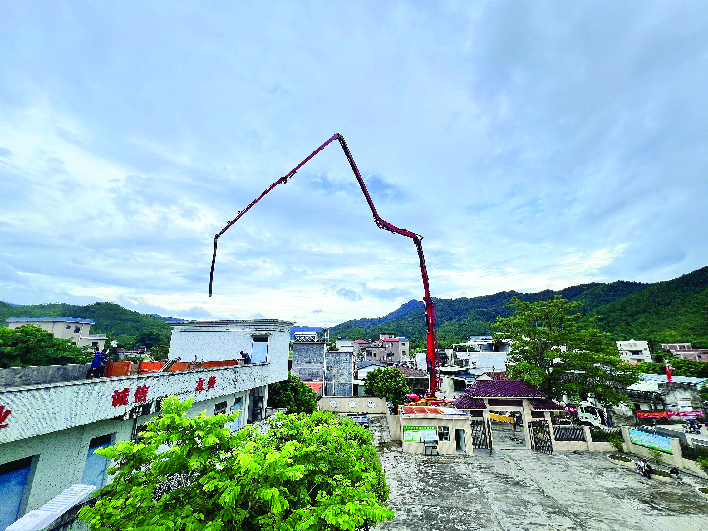 <p>    基站建到办公楼上。</p>