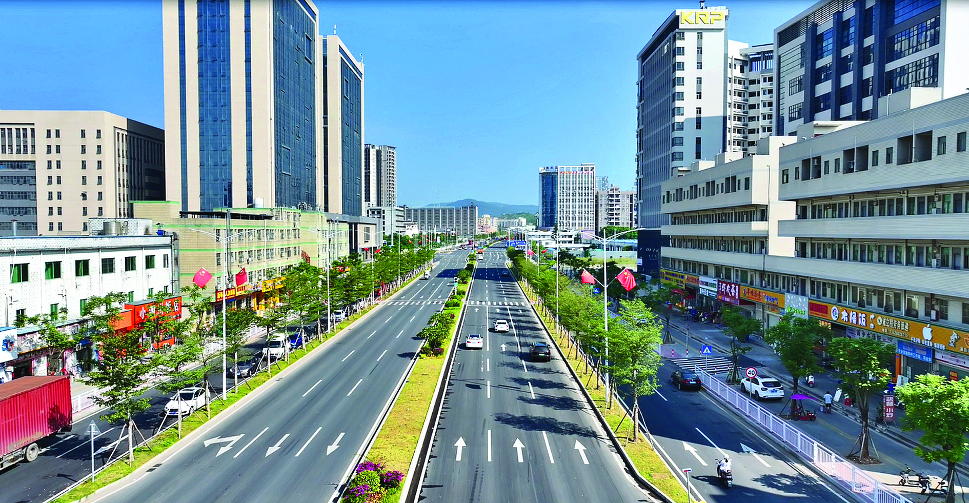     惠阳推动城乡融合发展向更高水平和更高质量迈进。这是改造后的秋长将军路。