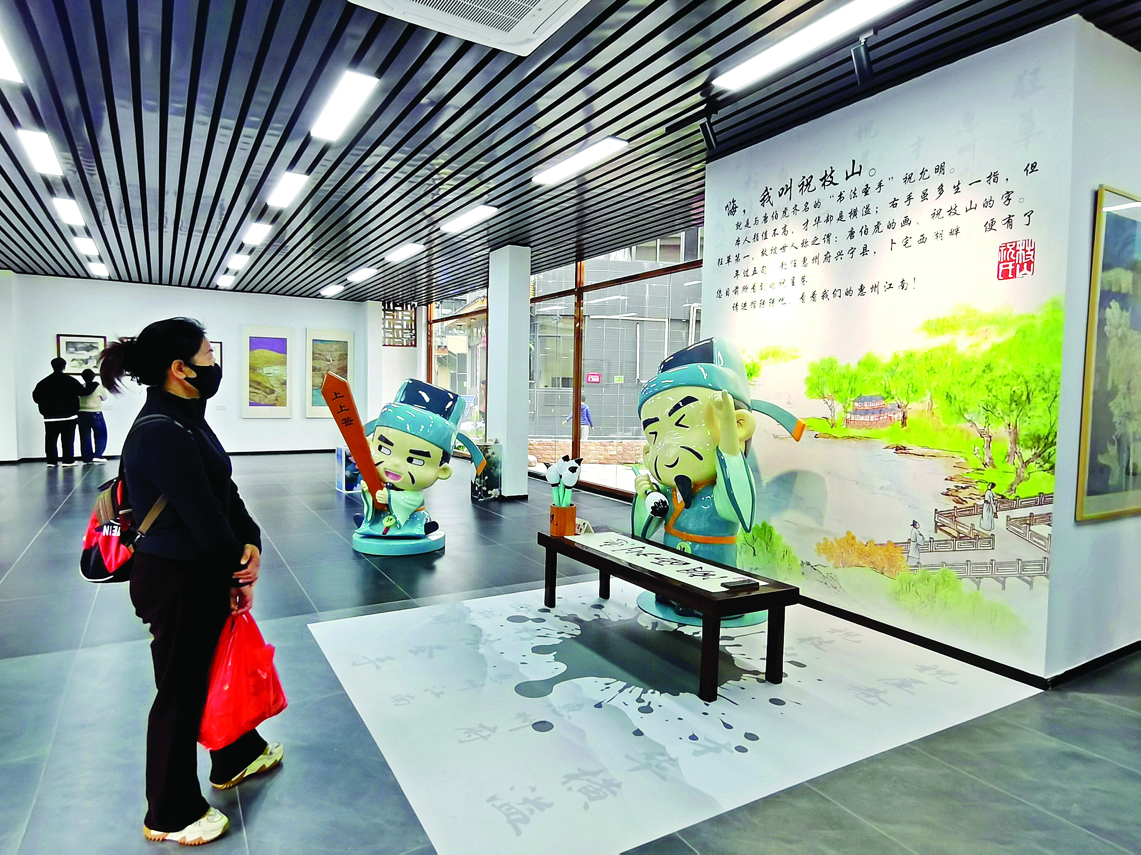     游客在馆内参观。