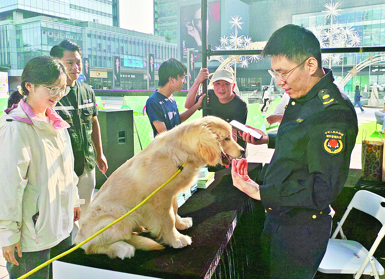     执法人员指导群众进行养犬登记。