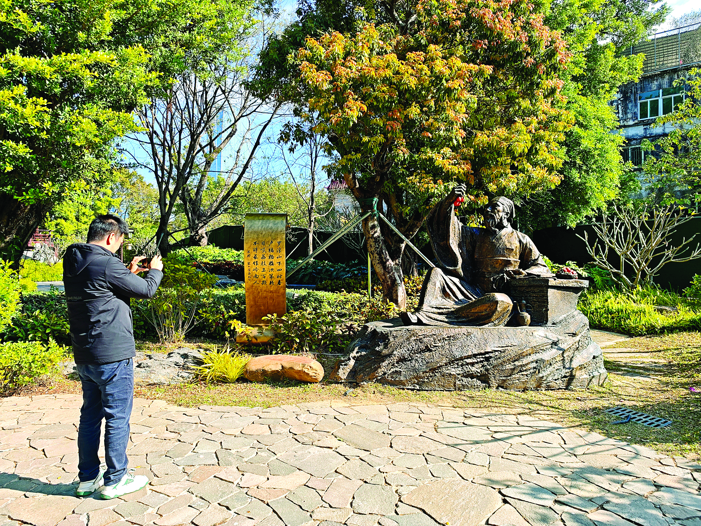<p>    野吏亭旁增设东坡“饮酒品荔”雕塑打卡点，竖立《食荔枝》诗卷。</p>