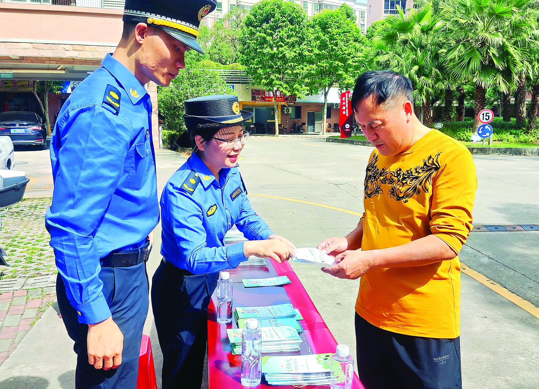     执法人员进社区开展文明养犬宣传。