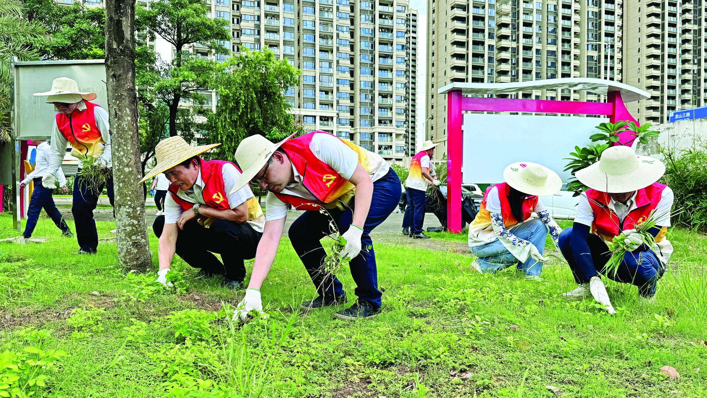     大亚湾环境水务集团的“回家”党员参加绿美社区活动。