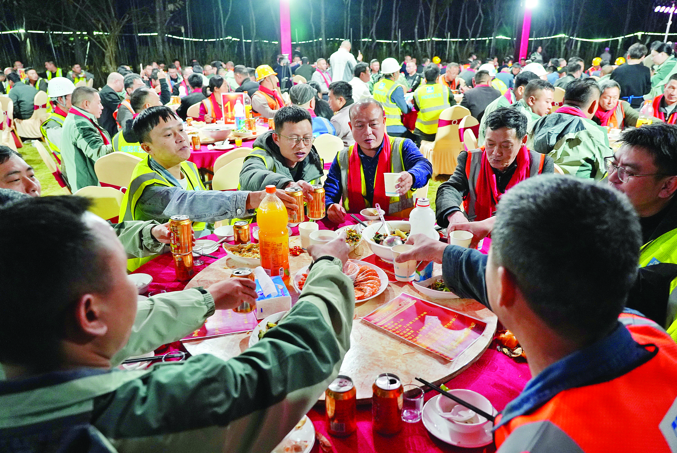     一线建设者围坐一堂，共享节日欢愉。惠州日报记者朱金赞 摄