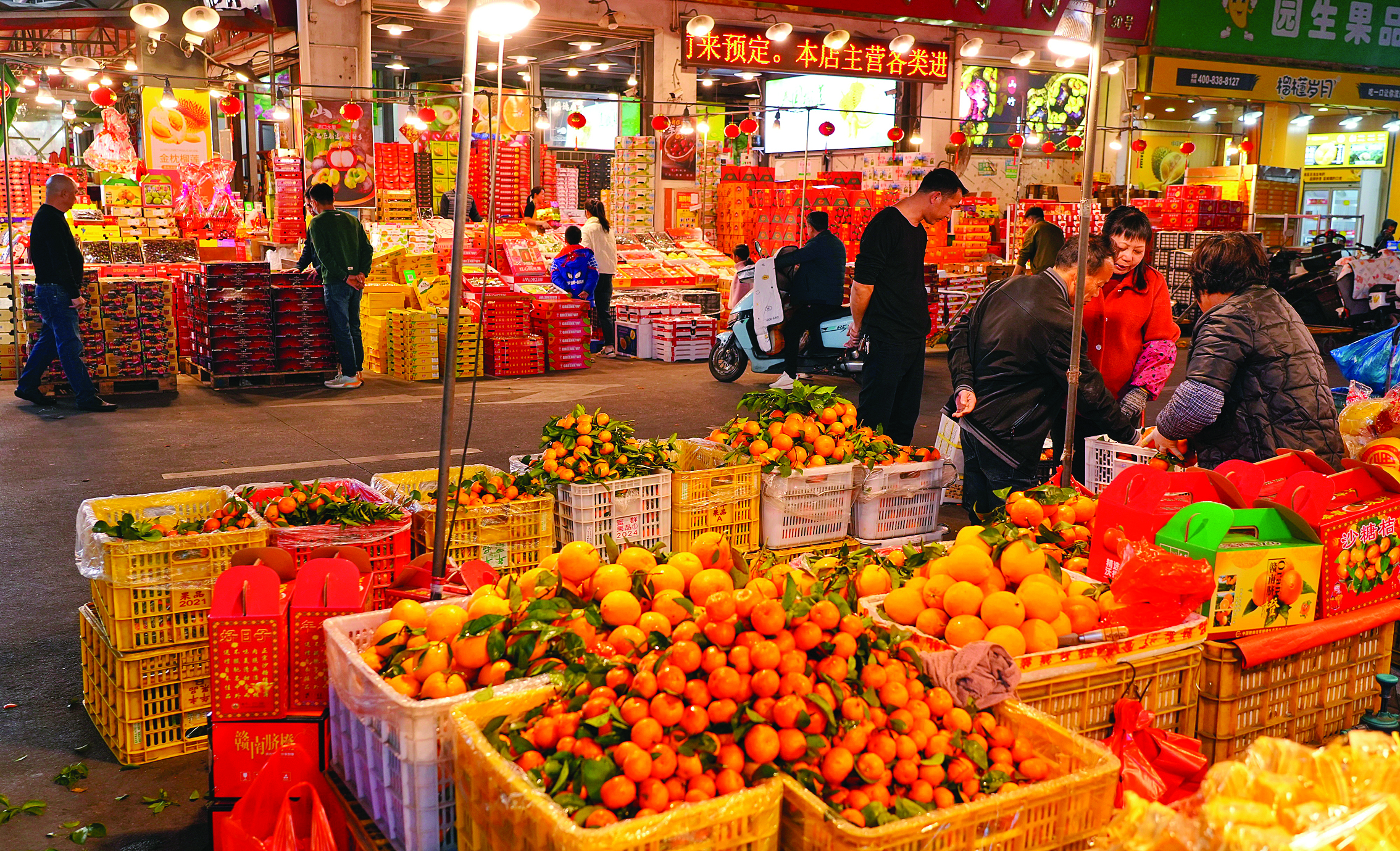     春节临近，惠州批发市场商品种类丰富，购销两旺。惠州日报记者朱金赞 摄