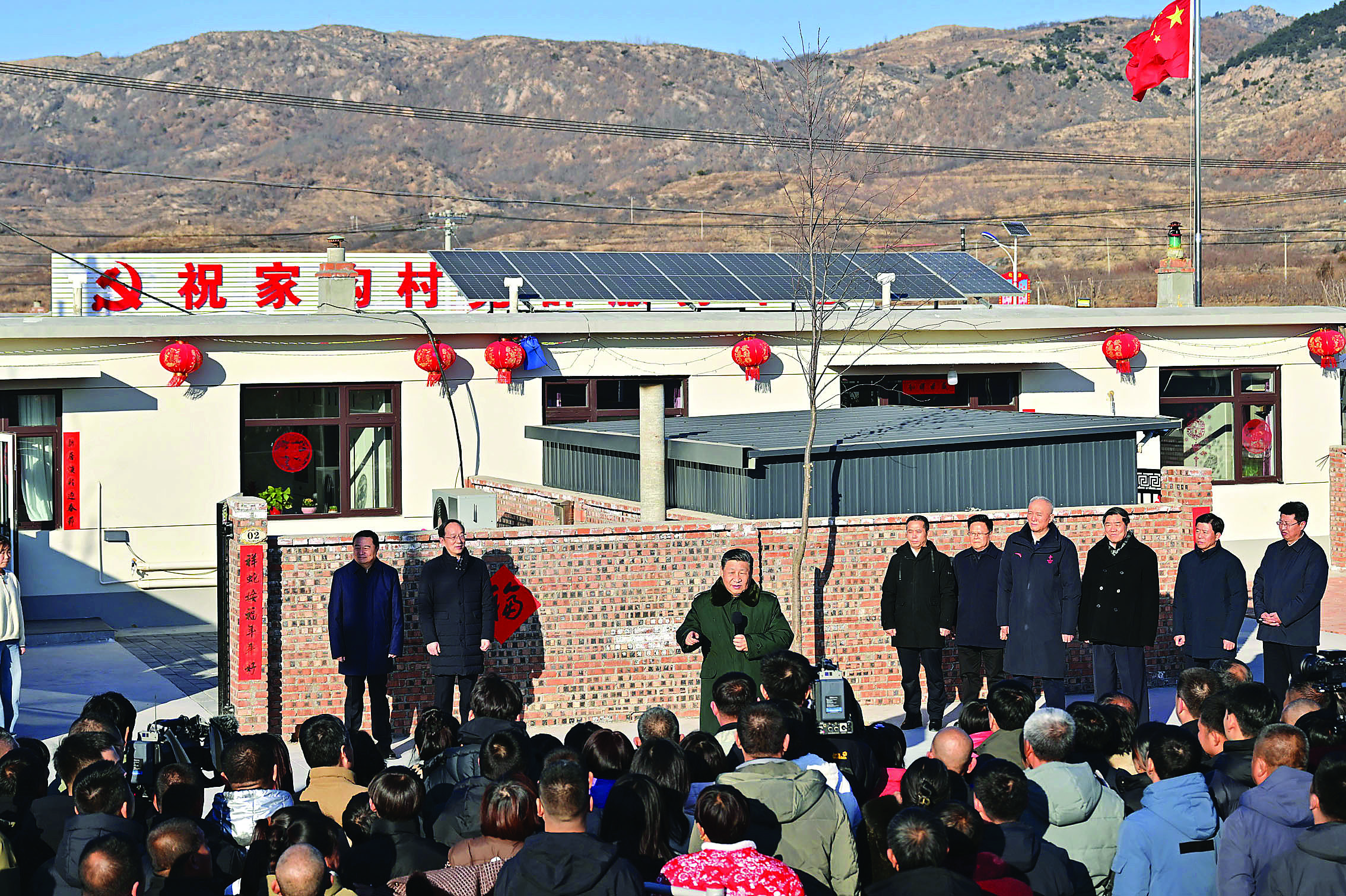     1月22日至24日，中共中央总书记、国家主席、中央军委主席习近平冒着严寒来到辽宁，看望慰问基层干部群众。这是22日下午，习近平在葫芦岛市绥中县明水满族乡祝家沟村考察时，同村民们亲切交流，向大家致以诚挚慰问和新春祝福。新华社发