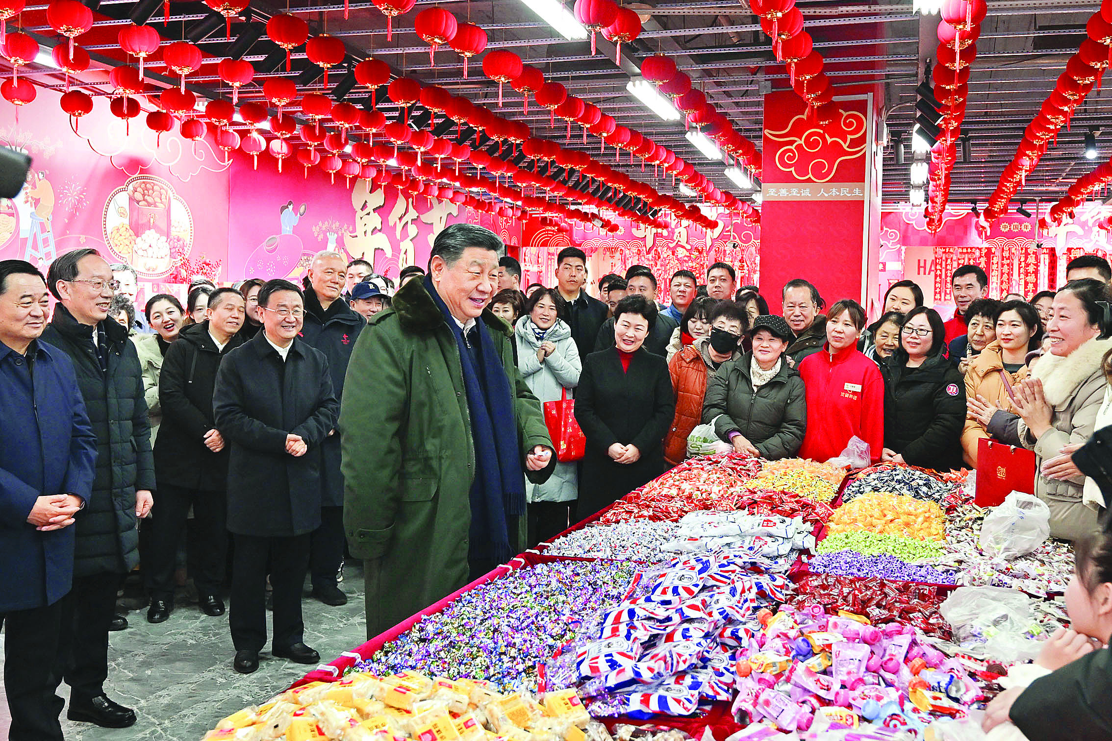     1月22日至24日，中共中央总书记、国家主席、中央军委主席习近平冒着严寒来到辽宁，看望慰问基层干部群众。这是23日上午，习近平在沈阳大东副食品商场考察时，同店主和顾客亲切交流，向大家致以新春祝福。    新华社发