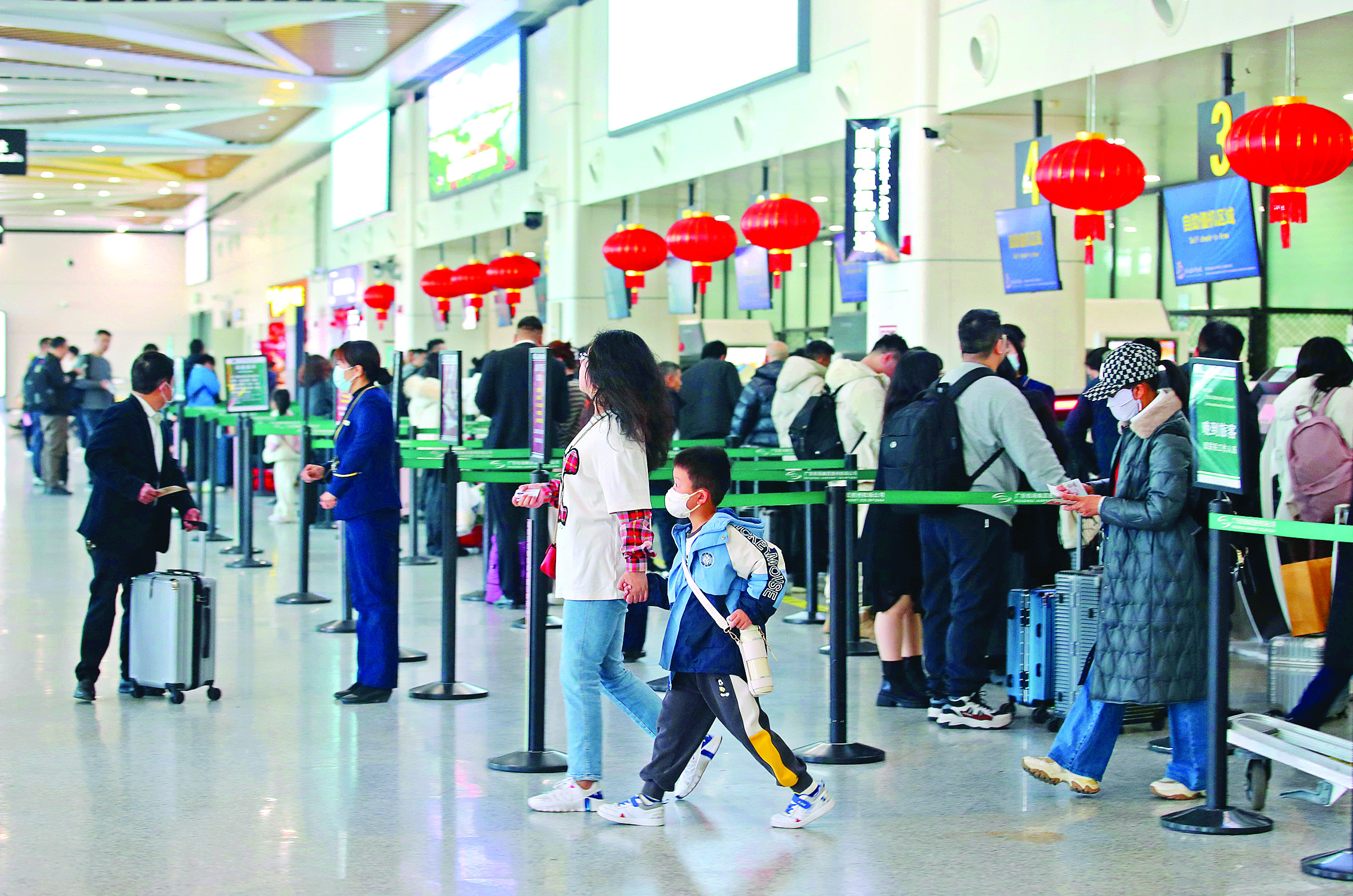     惠州机场挂满灯笼年味浓。