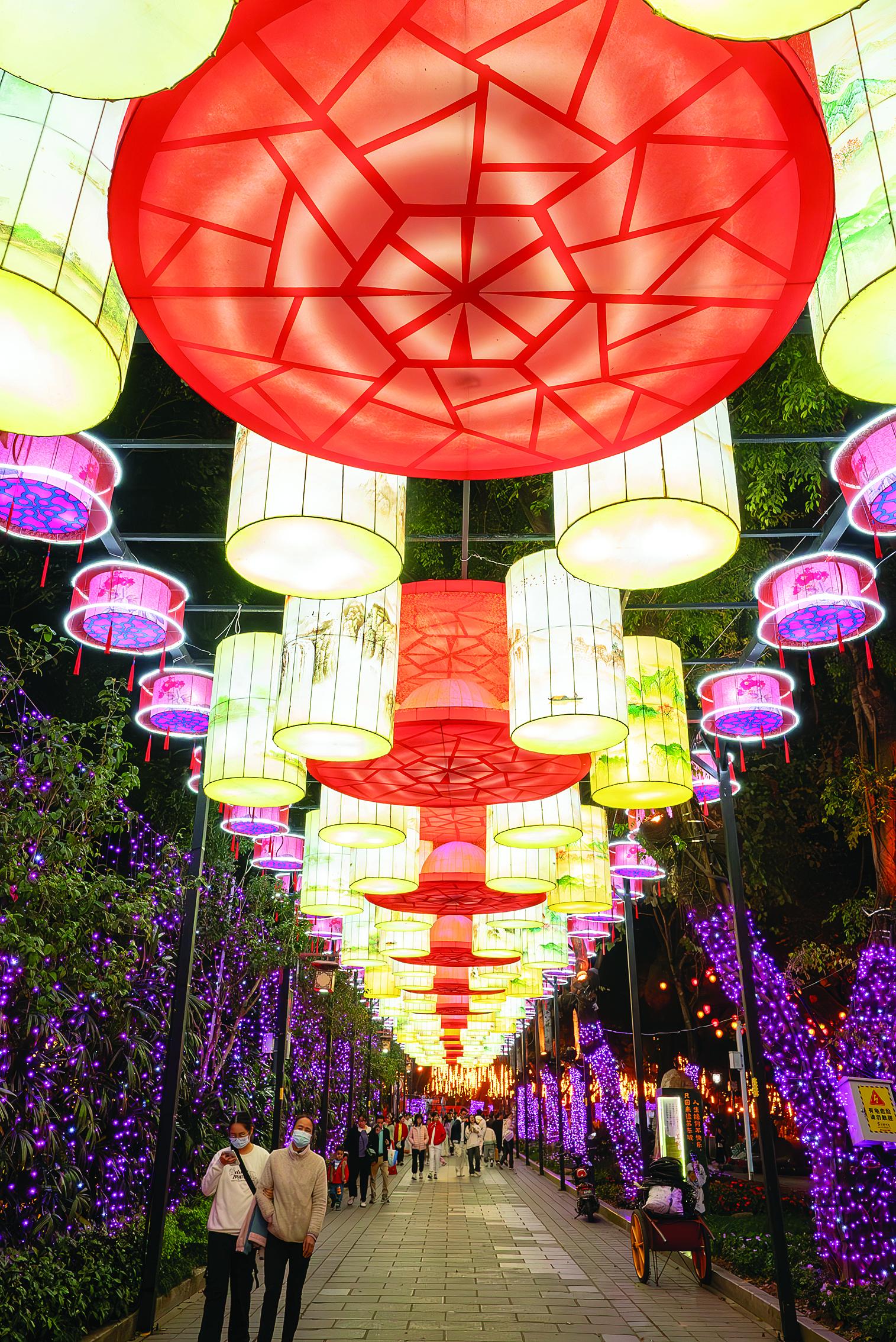     市民在正式亮灯前提早来观赏花灯。    本组图片 惠州日报记者罗剑业 王尉轩 陈涛 肖泓 摄