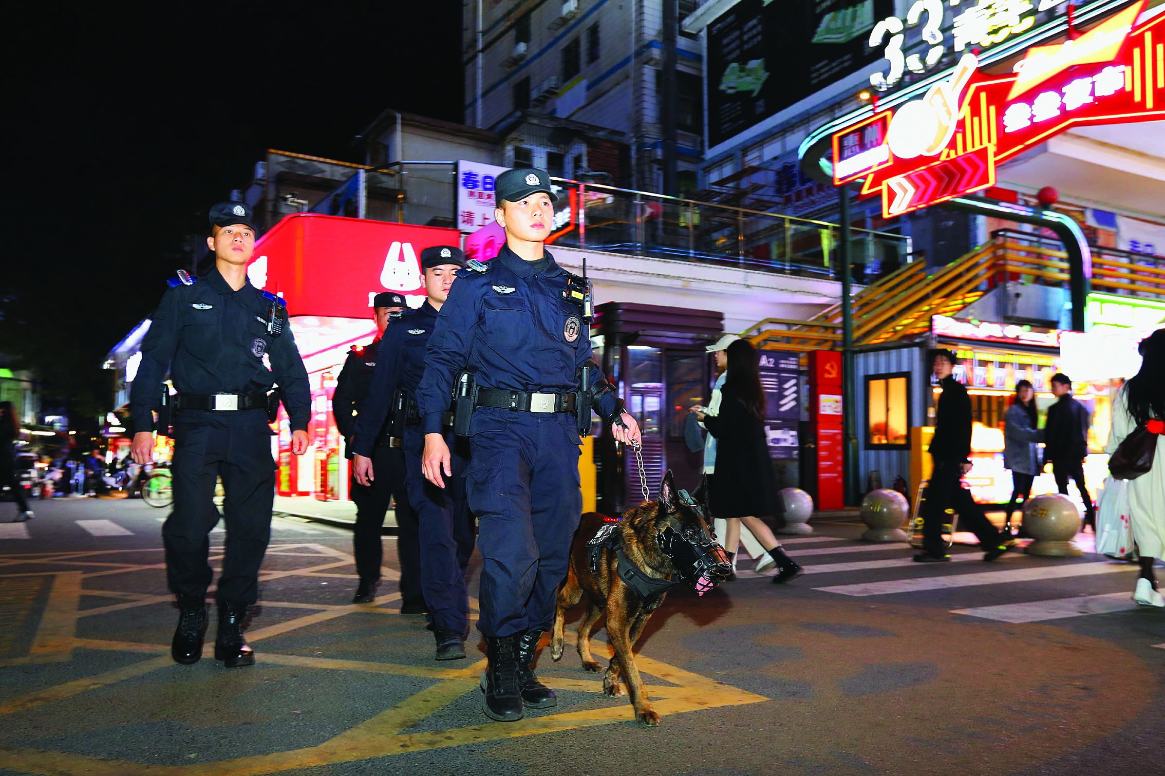     惠州公安民警在夜间经济活跃场所巡逻。