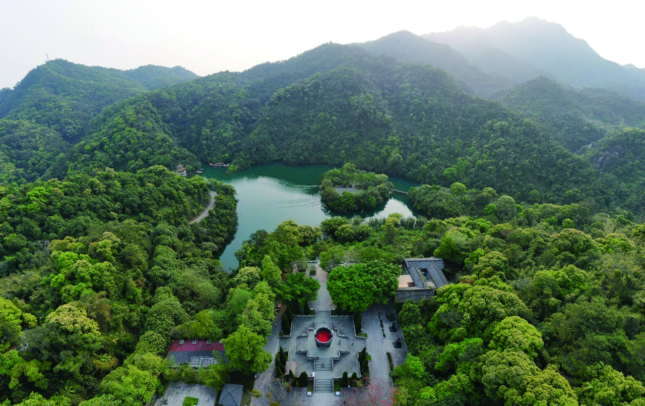     俯瞰鼎湖山，惊叹于大自然的鬼斧神工。