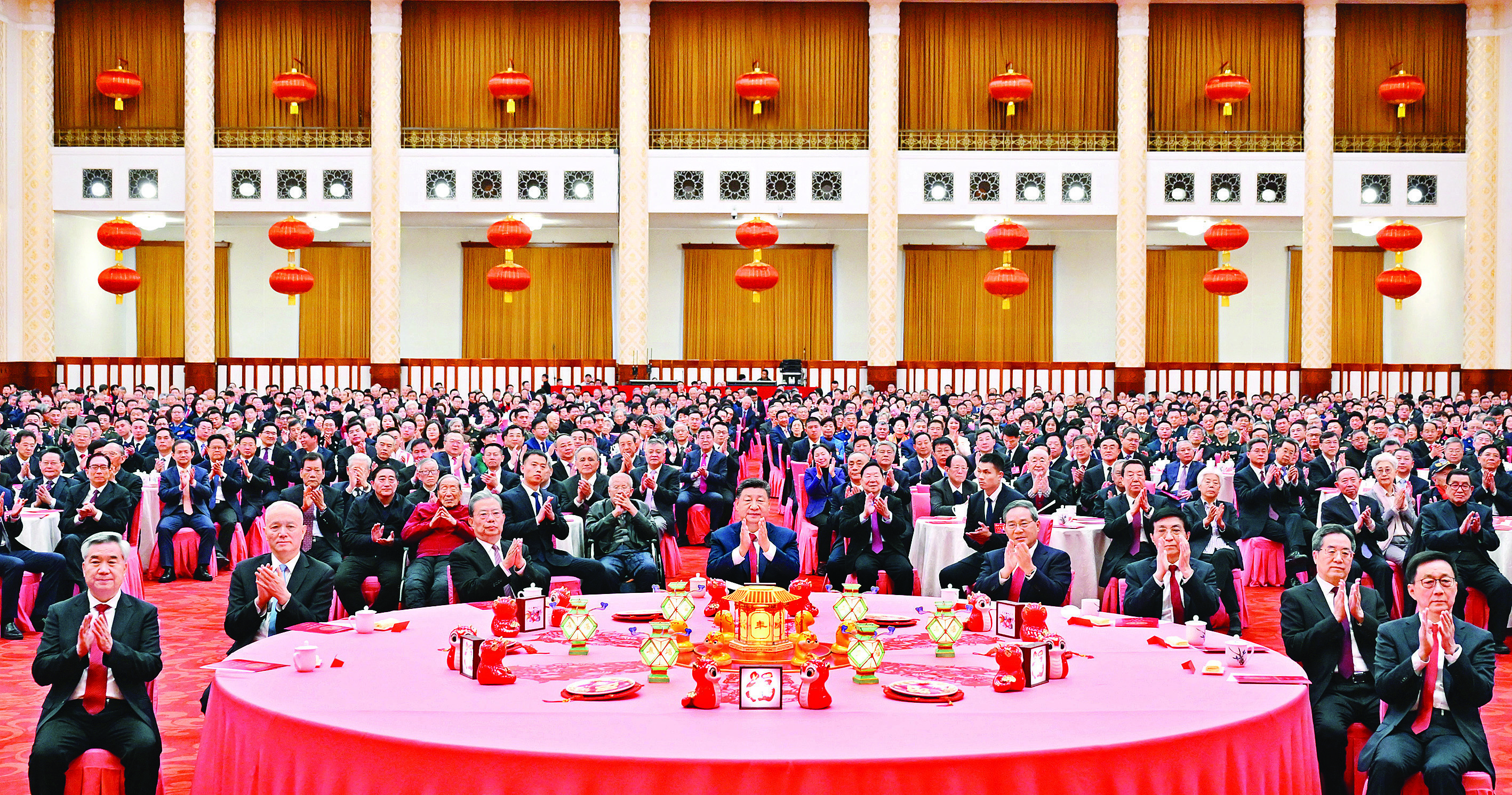     1月27日，中共中央、国务院在北京人民大会堂举行2025年春节团拜会。党和国家领导人习近平、李强、赵乐际、王沪宁、蔡奇、丁薛祥、李希、韩正等同首都各界人士欢聚一堂、共迎佳节。新华社发