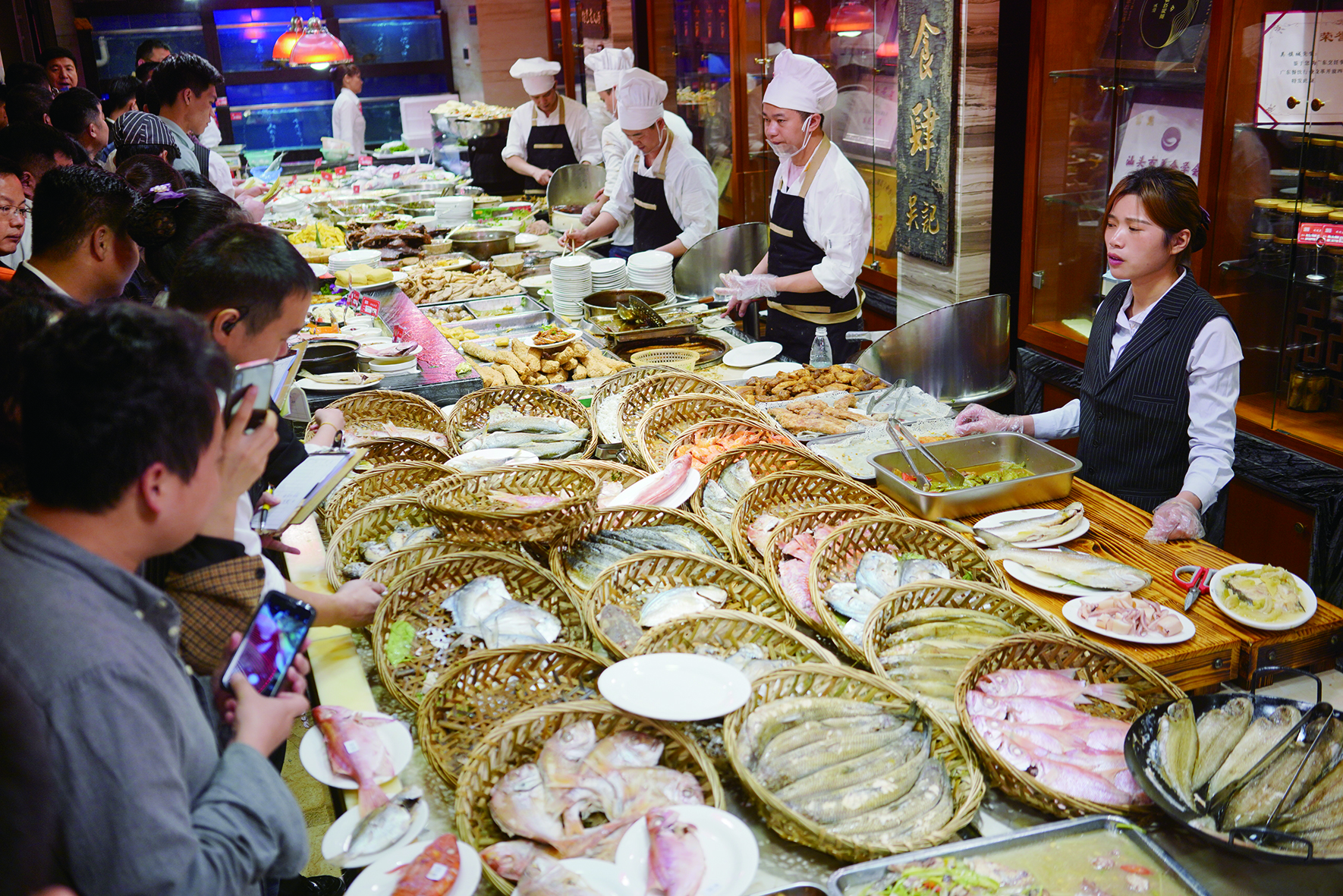     潮汕美食吸引食客的目光。