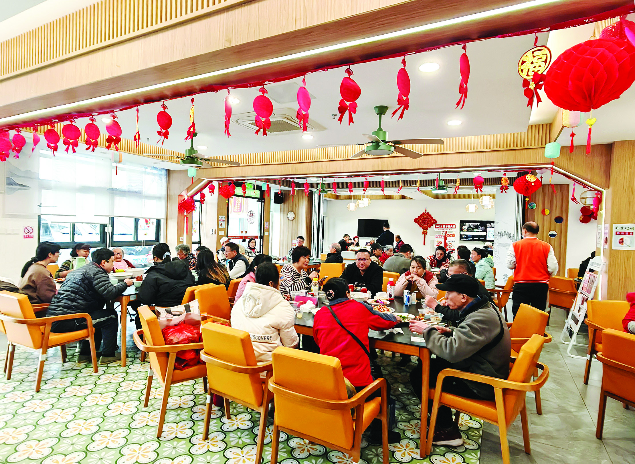     惠州市长者服务之家的长者们在家人陪伴下共享团圆。