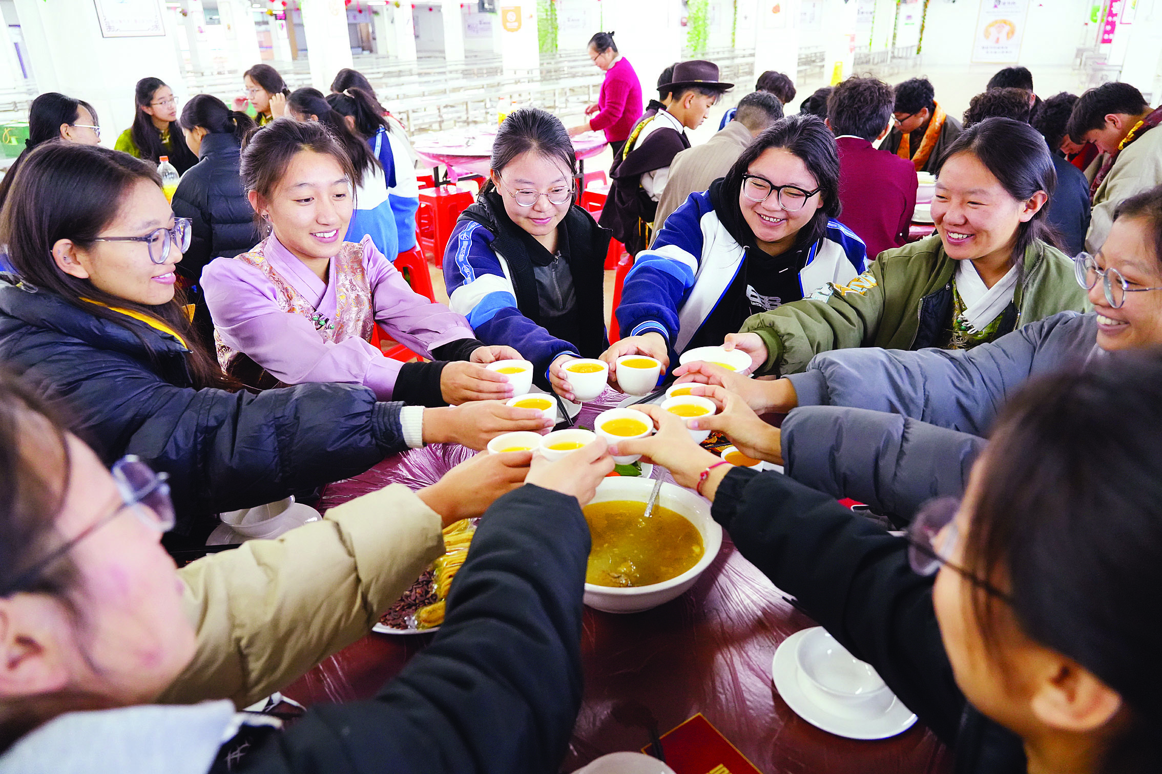     市华罗庚中学西藏班留惠学生欢聚一堂庆春节。