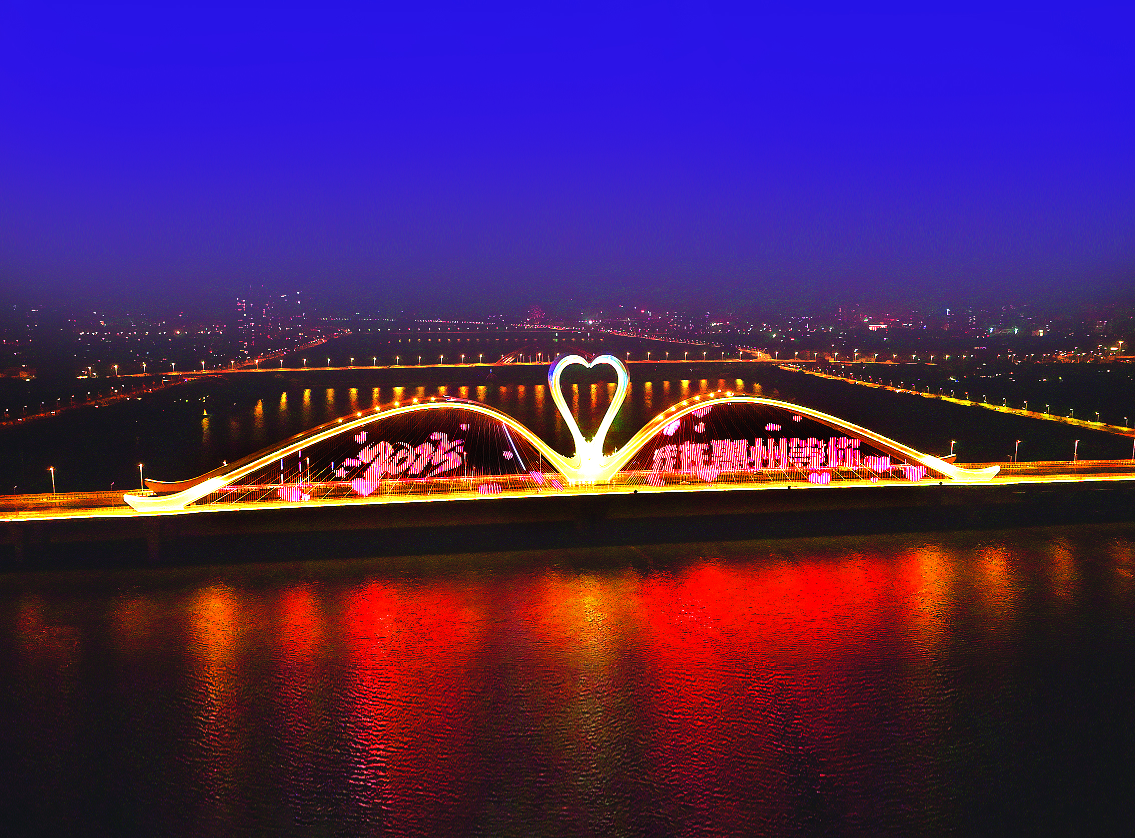     春节期间，鹅城大桥上演灯光秀，成为新热门打卡地。惠州日报记者钟畅新 摄