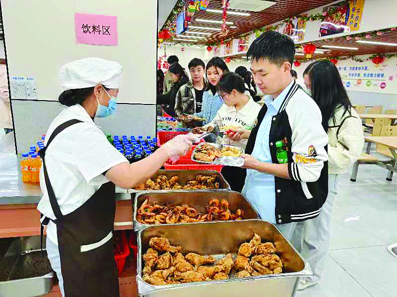     惠州光弘科技股份有限公司为留守员工准备了丰盛的自助大餐，大家一起吃团年饭。