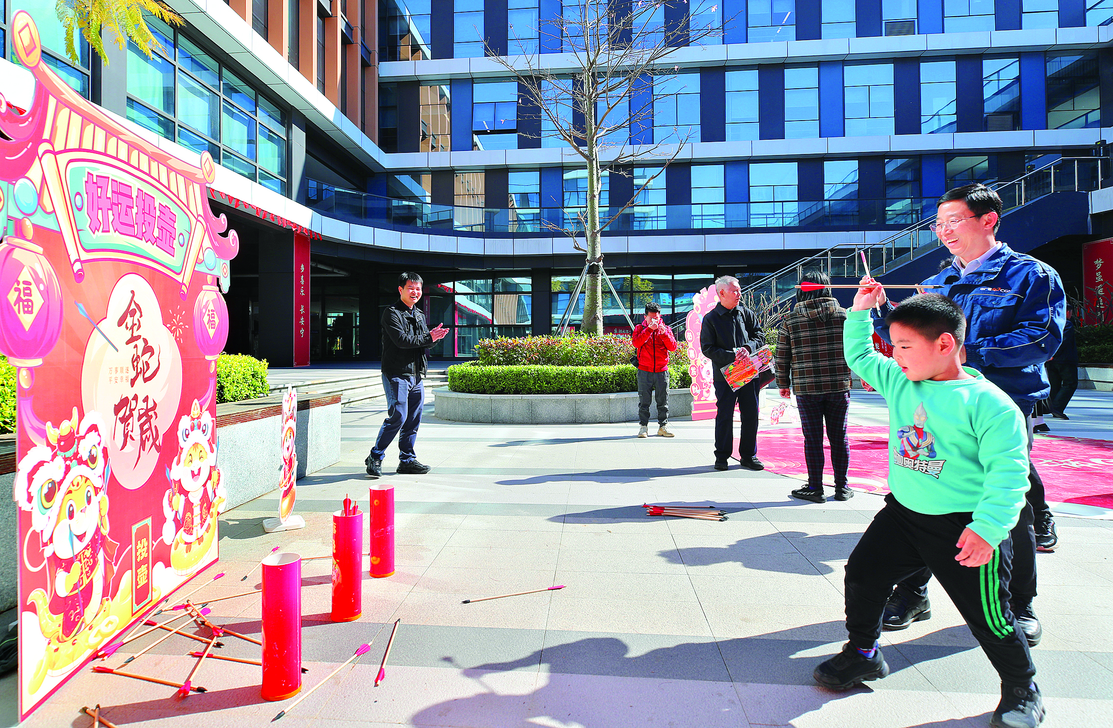     中广核太平岭核电建设现场办公区，精彩的游园活动营造出浓浓的春节氛围。