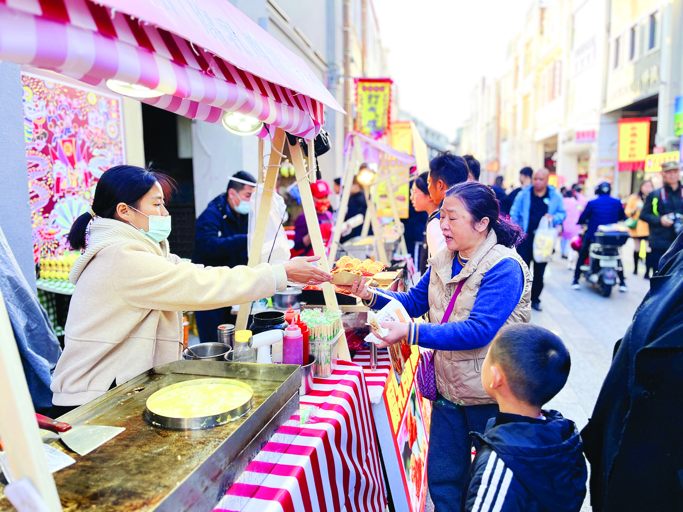     水东街新春大集年味浓。惠州日报记者谢菁菁 摄