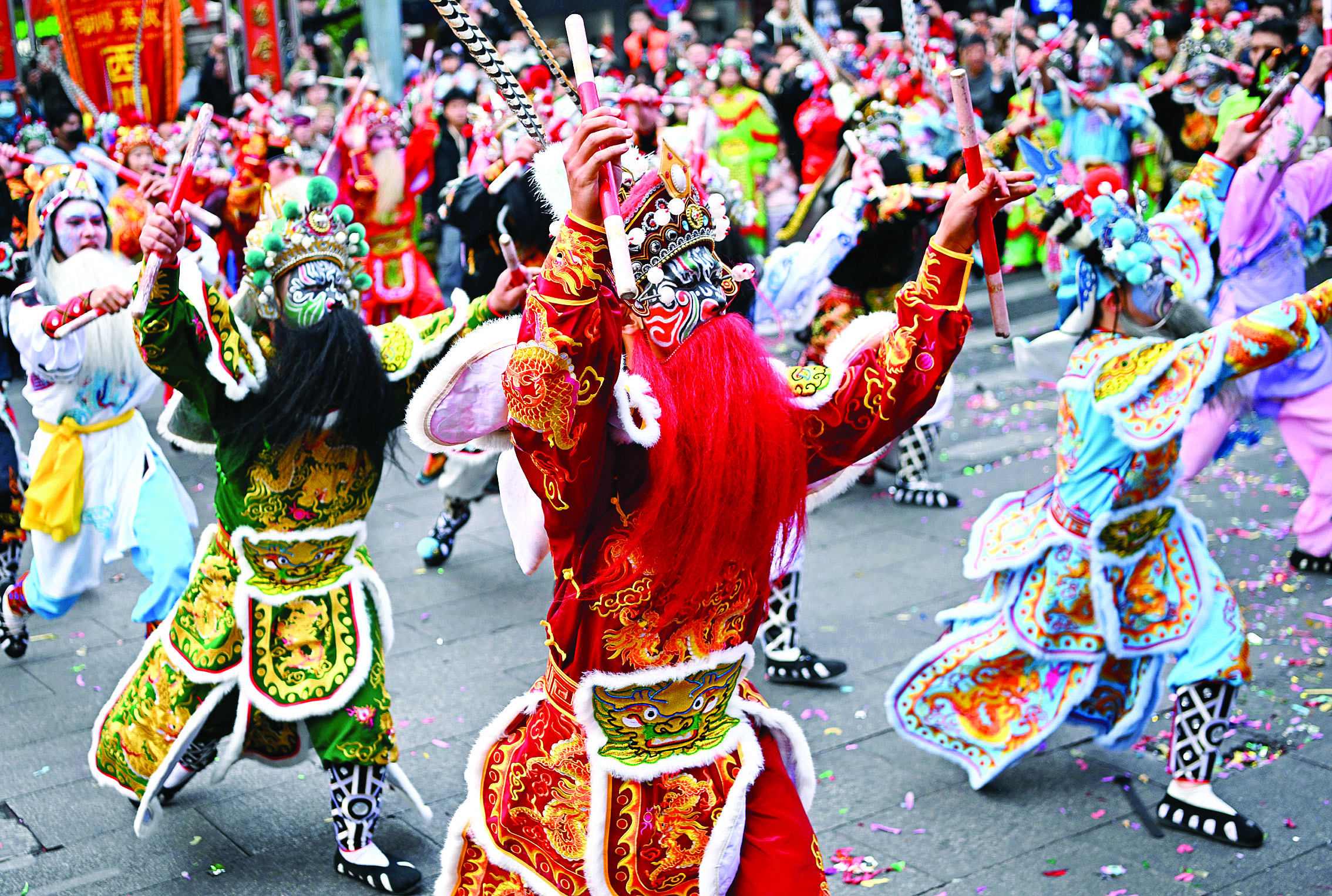     1月23日，在广东汕头市潮阳区，塔馆英歌队队员在街头表演。新华社发