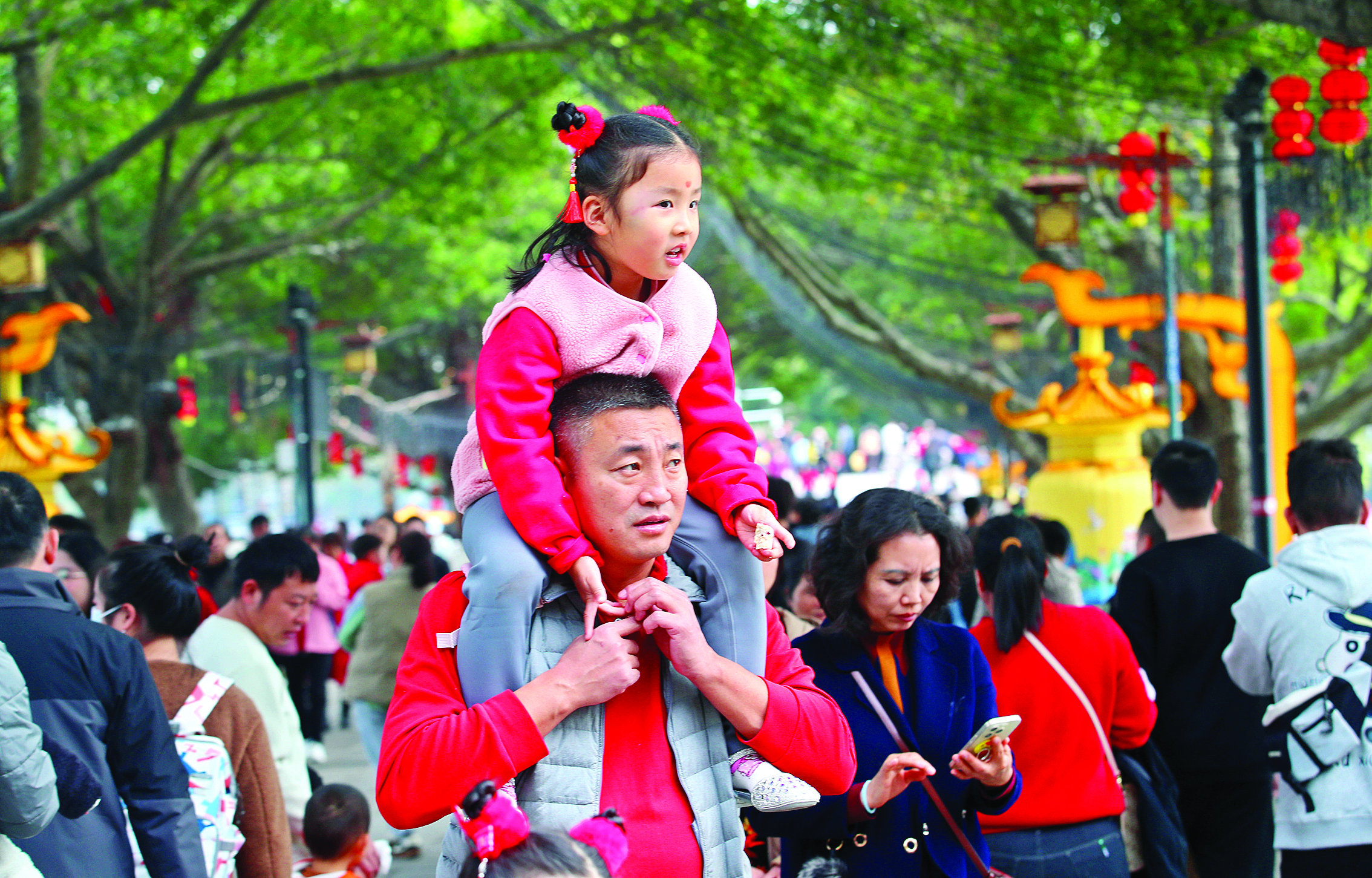     惠州西湖景区游人如织。惠州日报记者钟畅新 摄