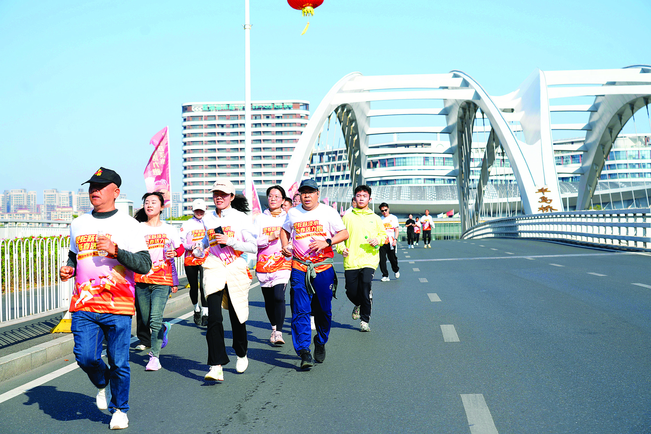    惠阳淡水街道新春长跑活力开跑。    惠州日报记者许文昌 黄尉宏 通讯员肖洁 摄
