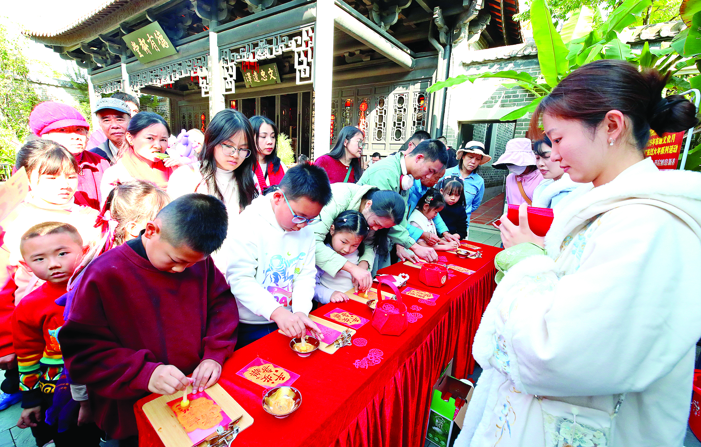     1月29日，农历正月初一，市民游客在惠州苏东坡祠参加“红包拓印“体验。惠州日报记者钟畅新 摄