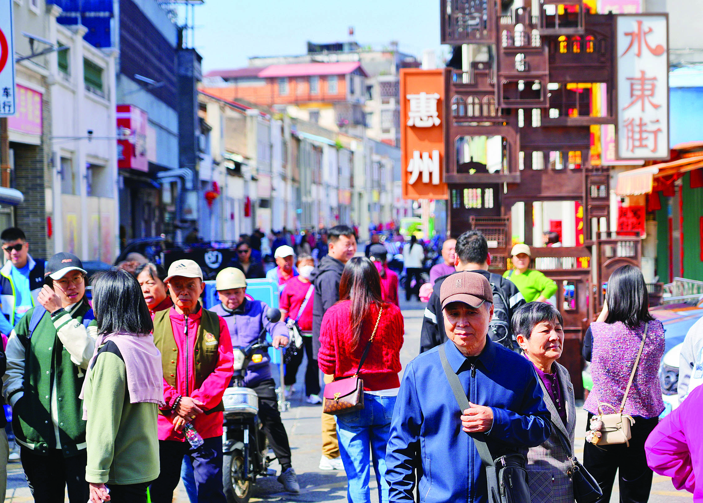     水东街游人如织。惠州日报记者朱金赞 摄