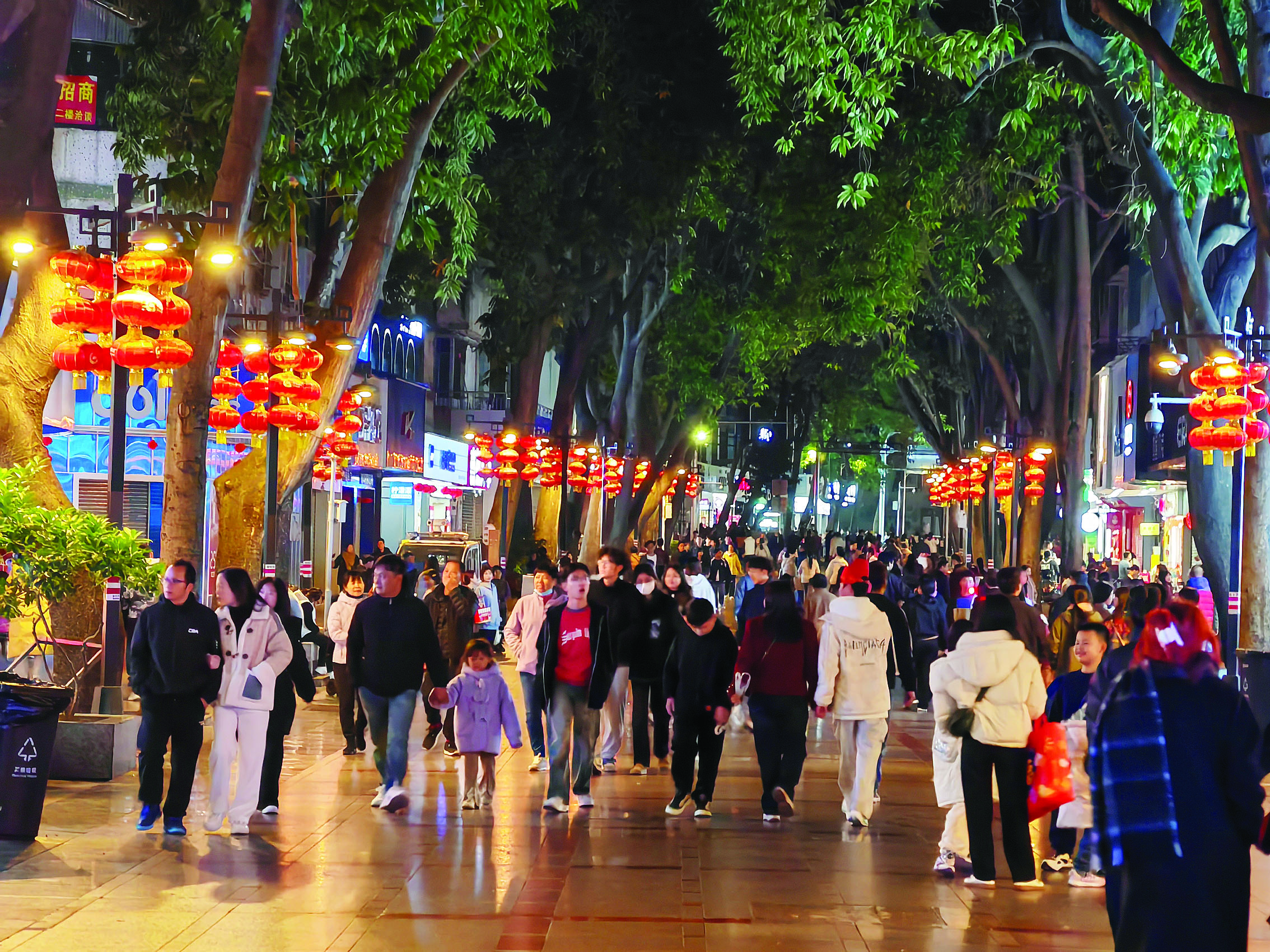     春节假期惠州商业步行街人气旺。惠州日报记者骆国红 摄