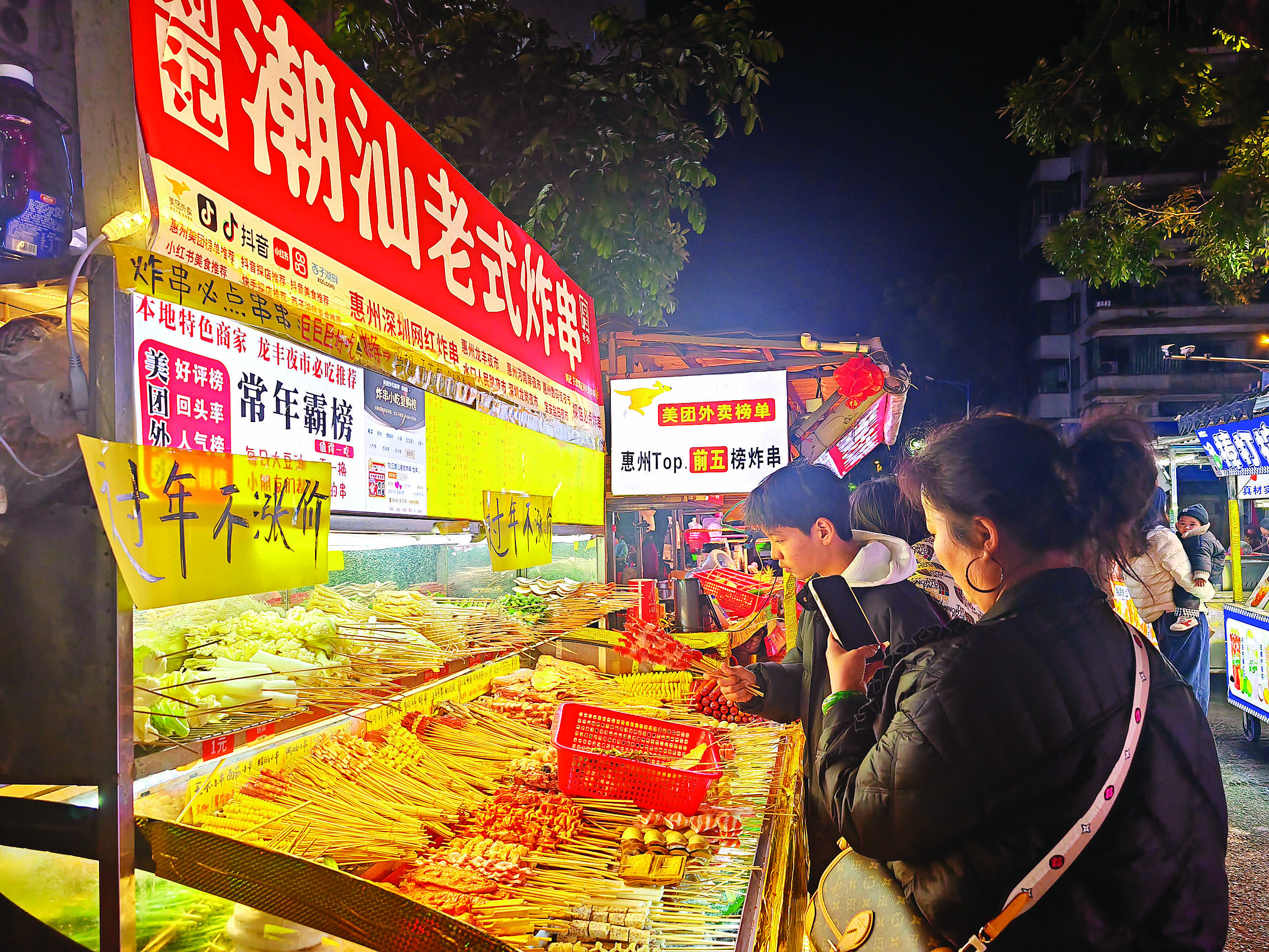     龙丰夜市各色小吃琳琅满目。惠州日报记者骆国红 摄