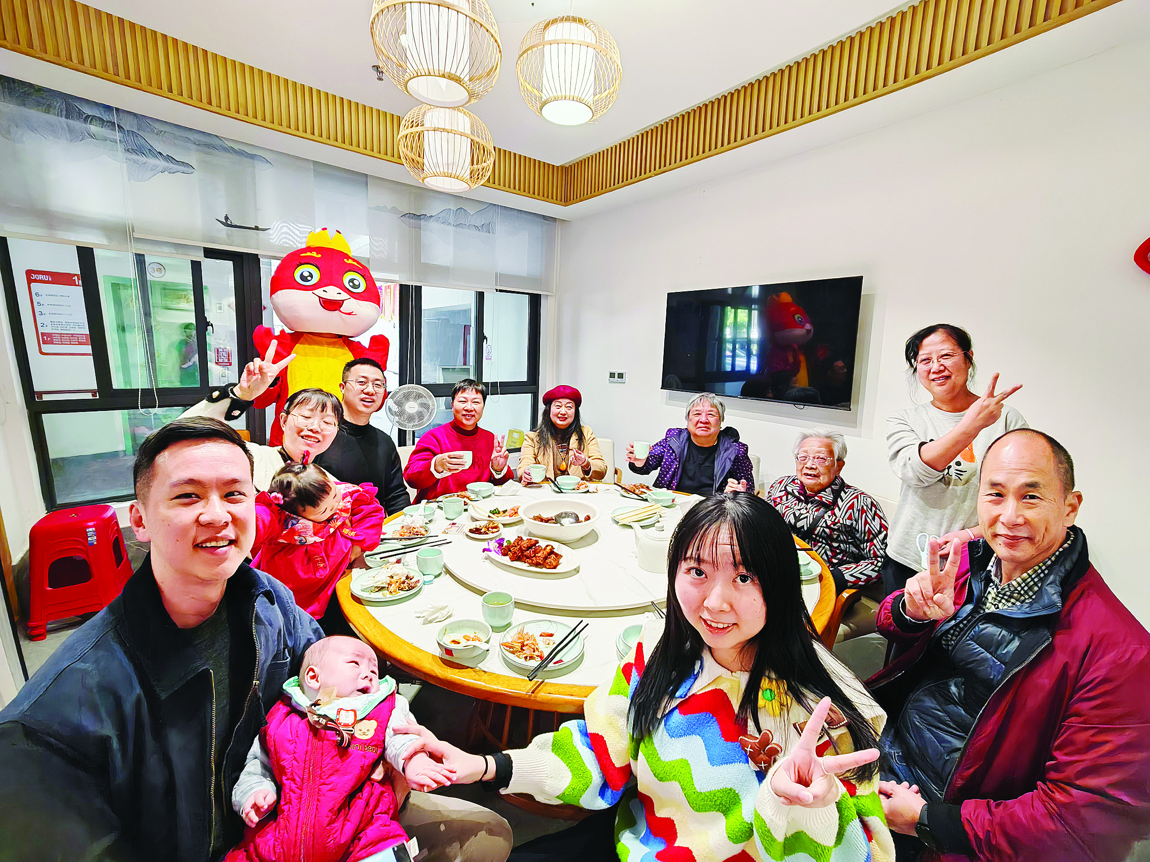     吃团圆饭共享团圆。