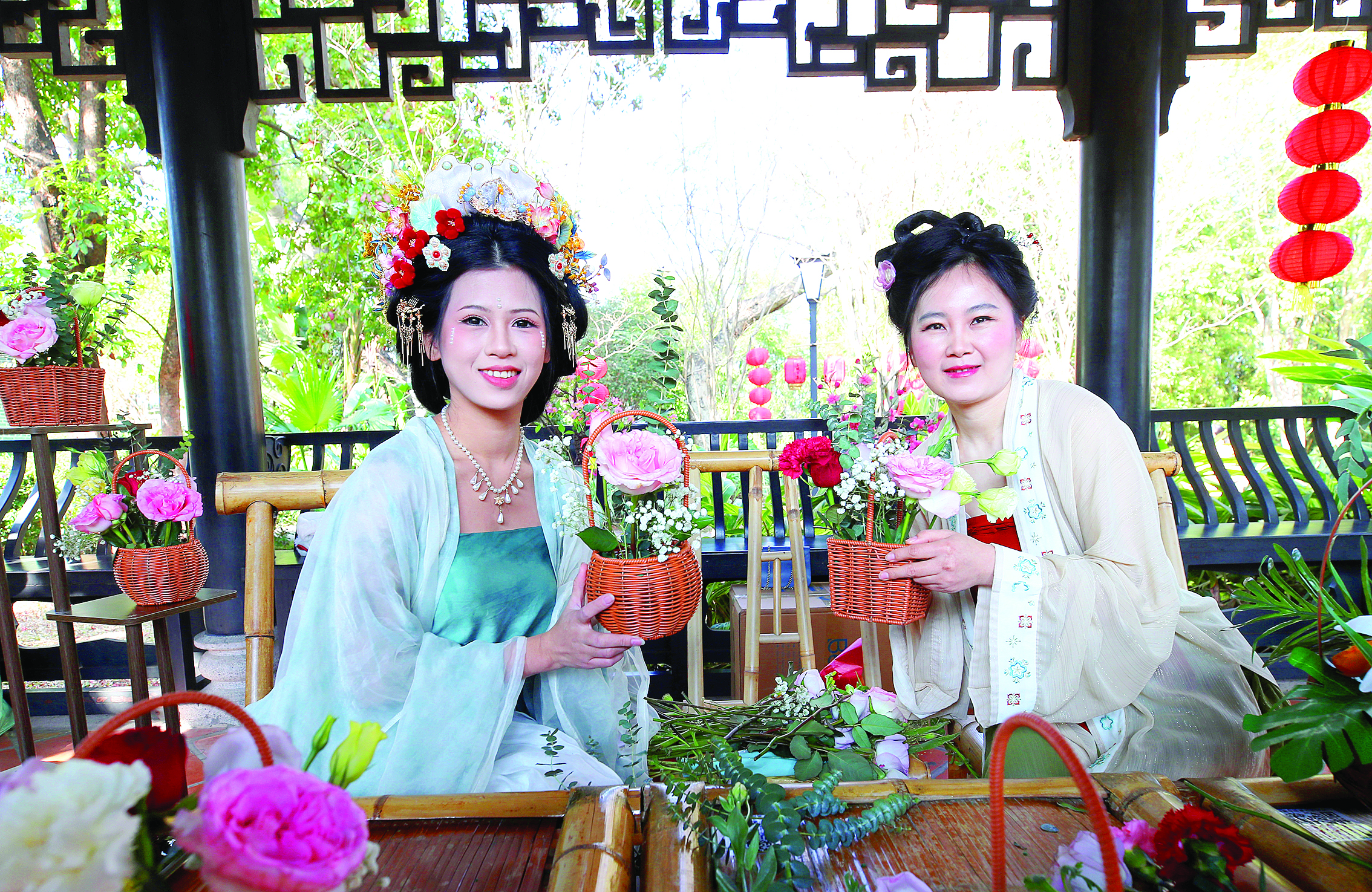     参加惠州苏东坡祠游园会，体验插花等传统民俗文化。