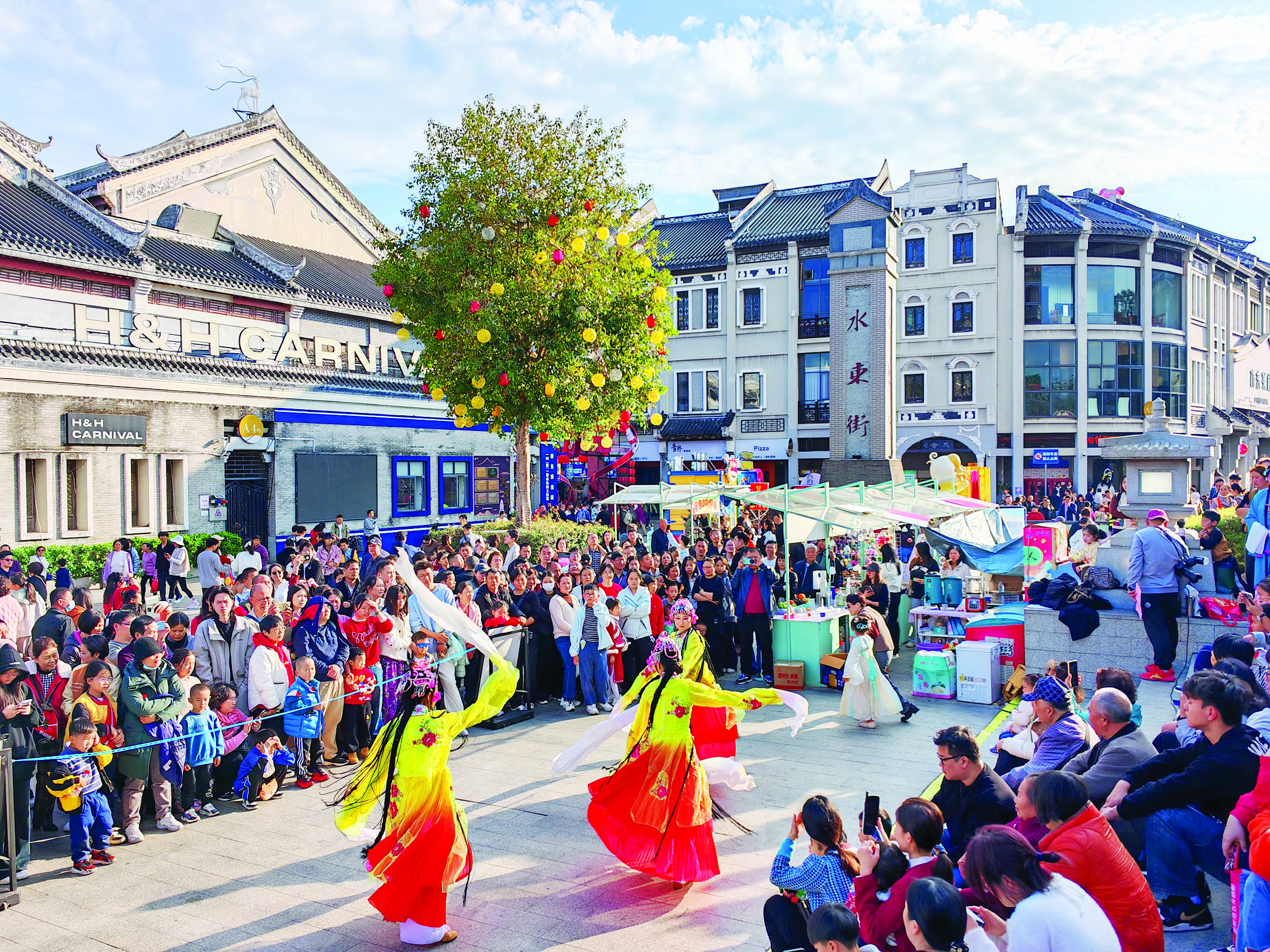     戏曲艺术节在合江楼广场上演，丰富的戏曲节目吸引了众多市民游客驻足观赏。