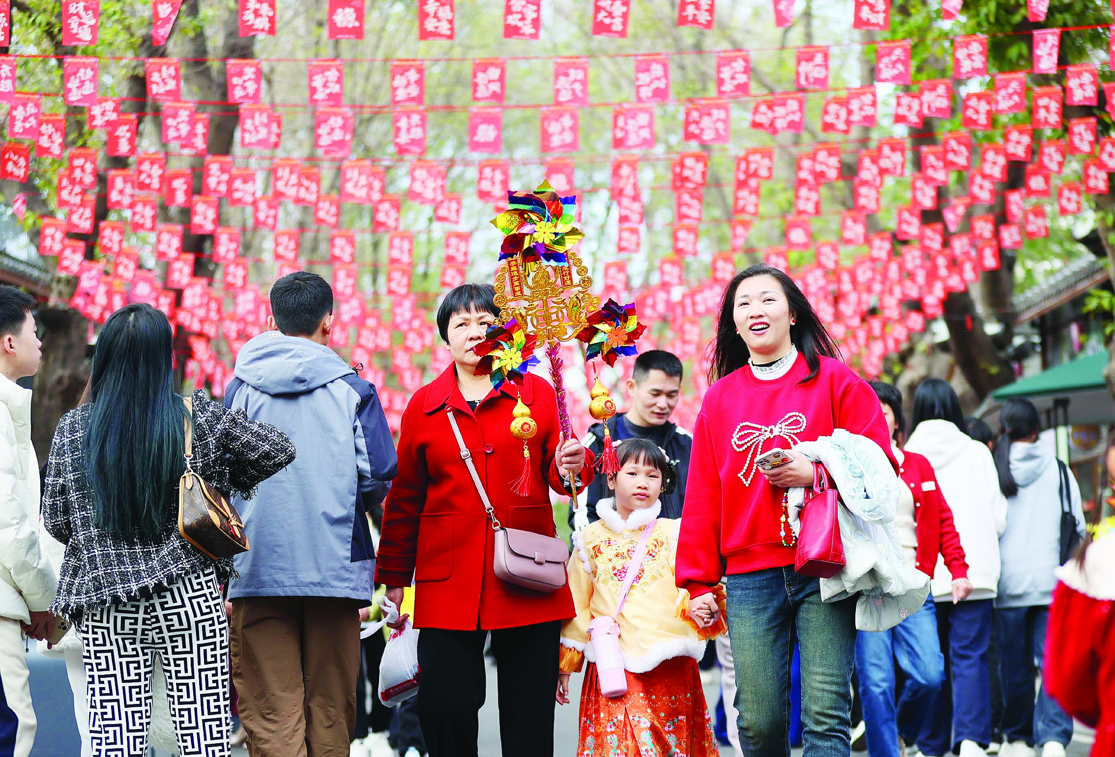     开开心心逛祝屋巷。