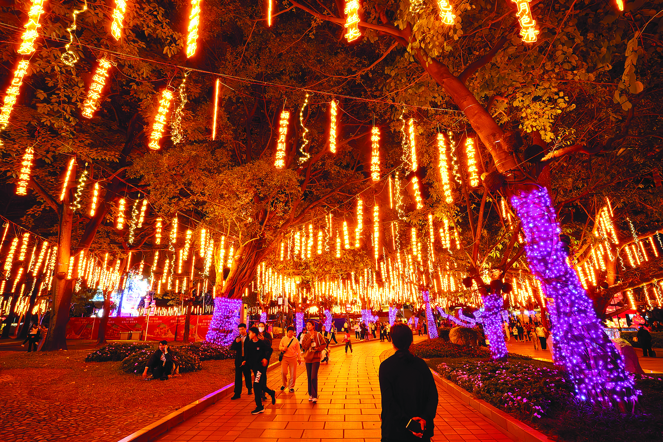     惠州西湖花灯璀璨。