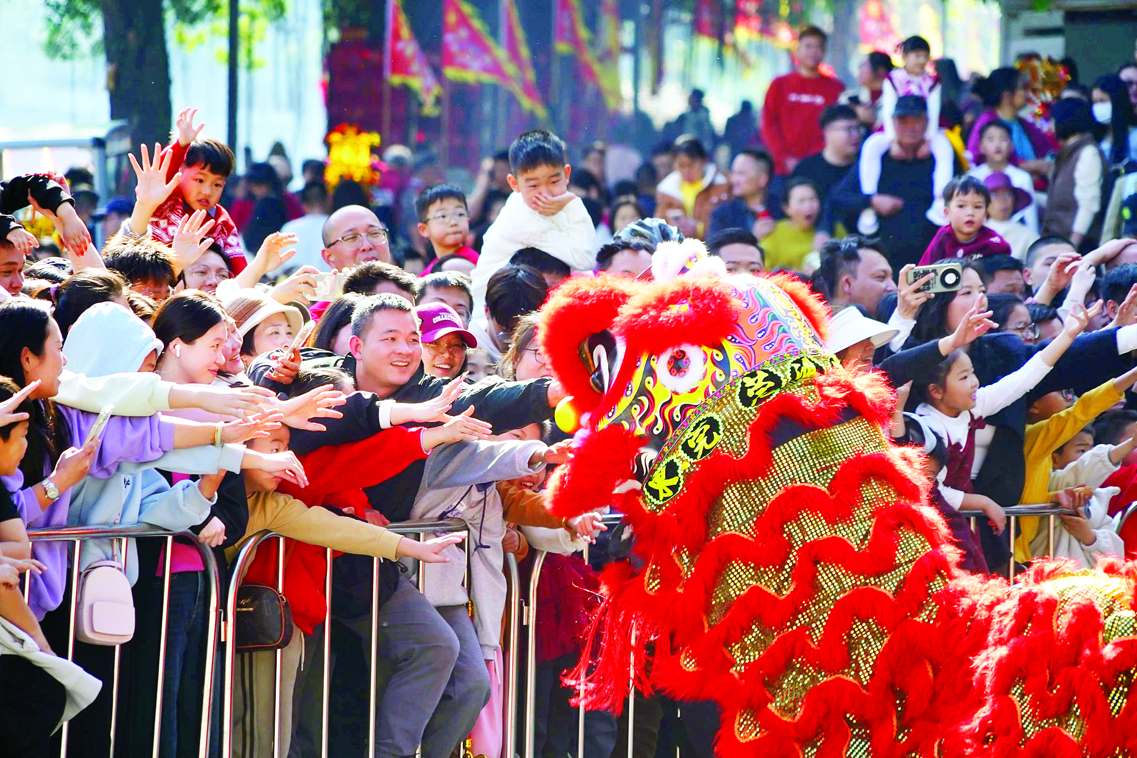     罗浮山景区醒狮与游人互动。 