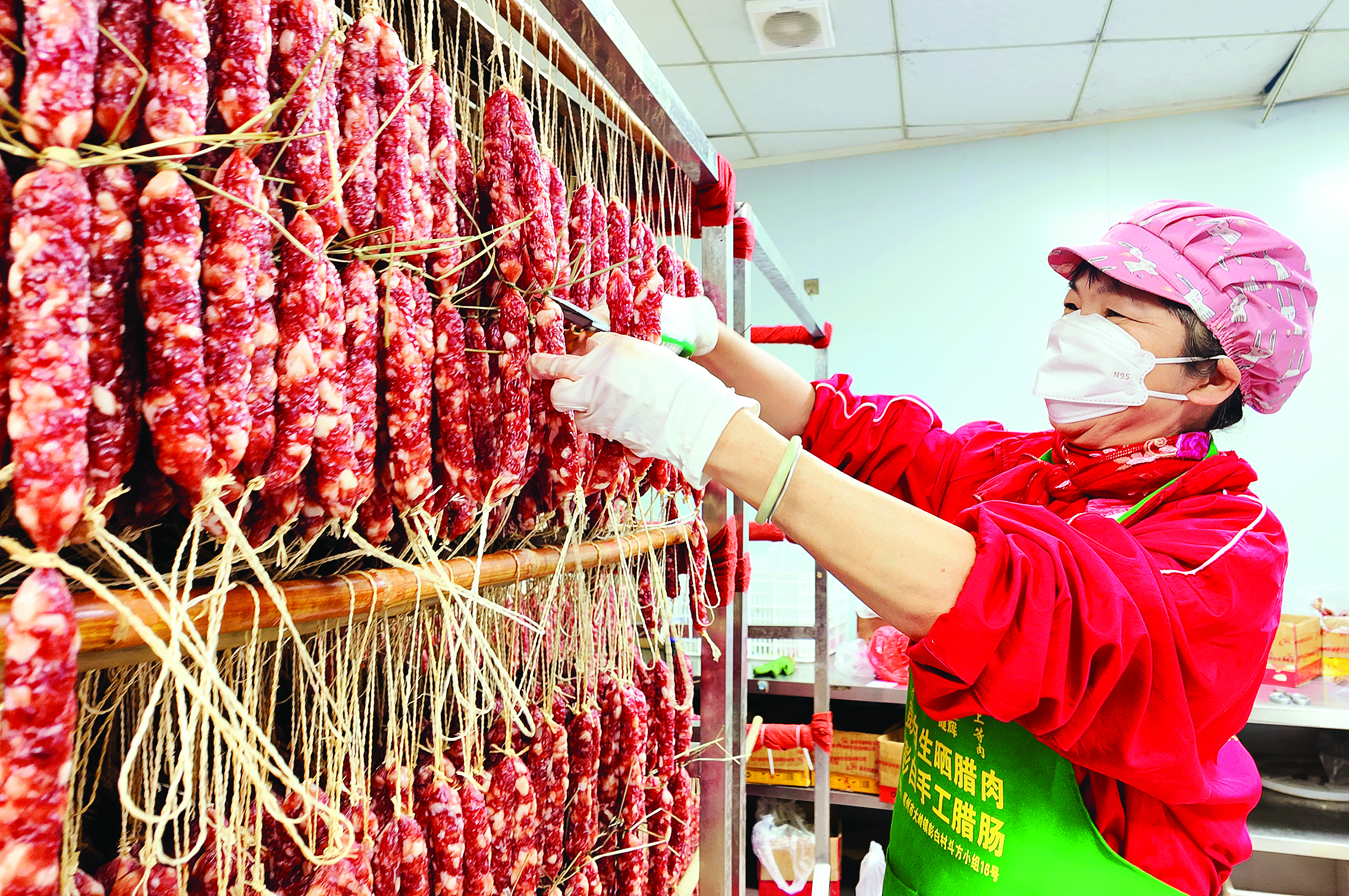     工人在整理精选的腊肠。惠州日报记者钟畅新 摄