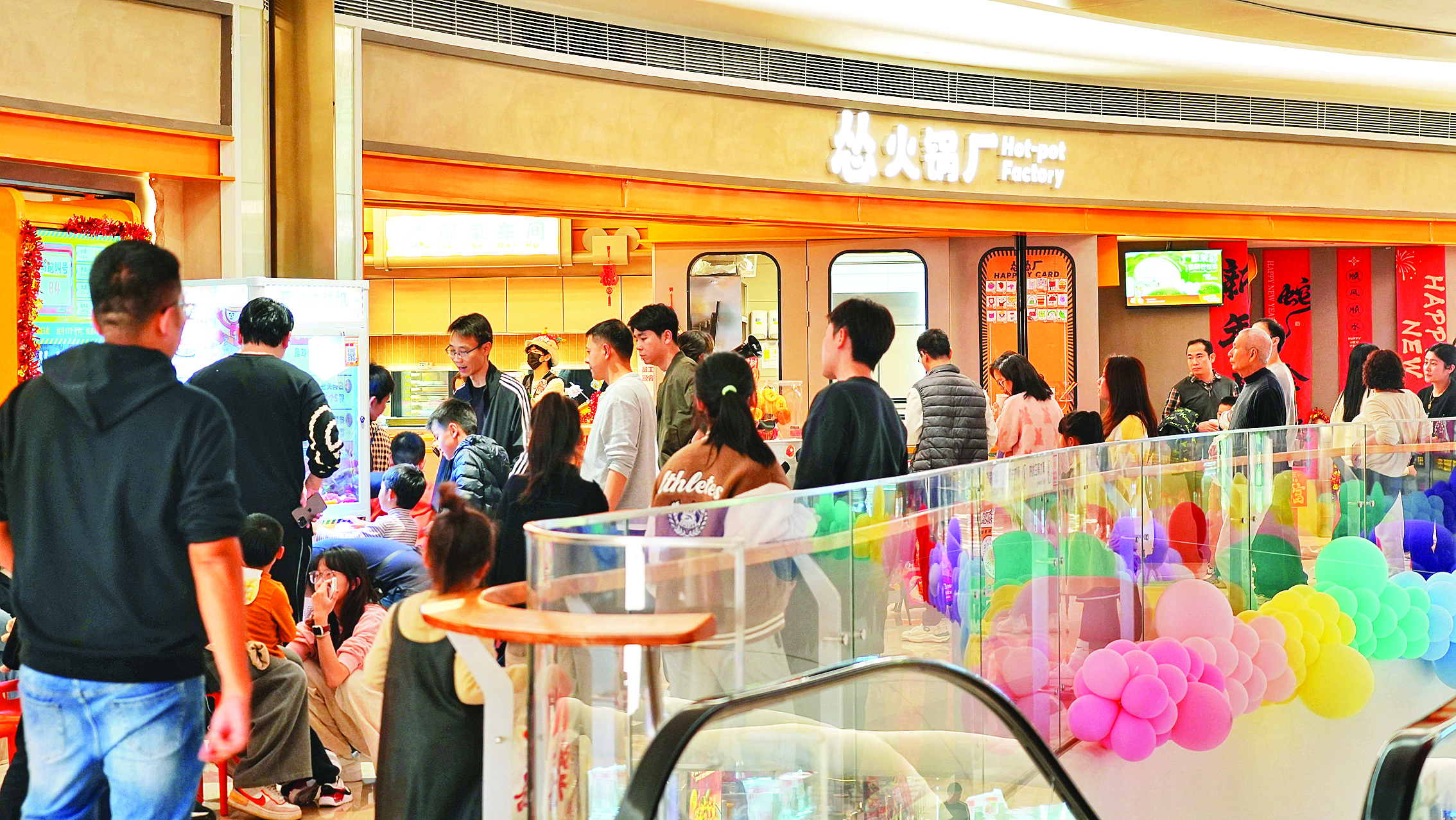     2月1日晚，市区许多餐馆生意火爆。惠州日报记者朱金赞 摄