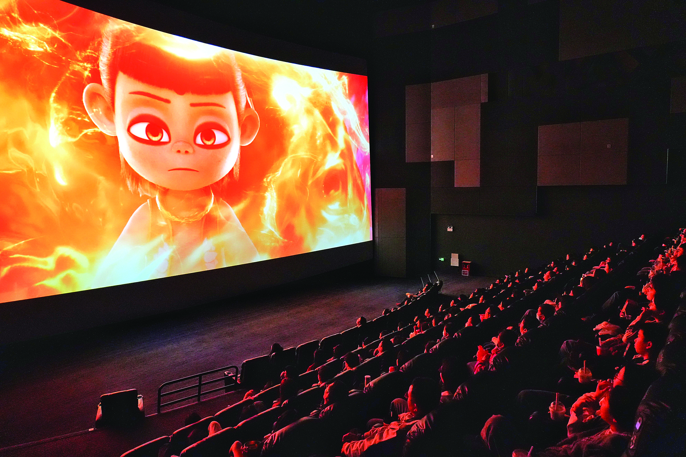     2月1日下午，在市区金山湖中心购物广场的万达影城，市民在观看《哪吒之魔童闹海》。惠州日报记者朱金赞 摄