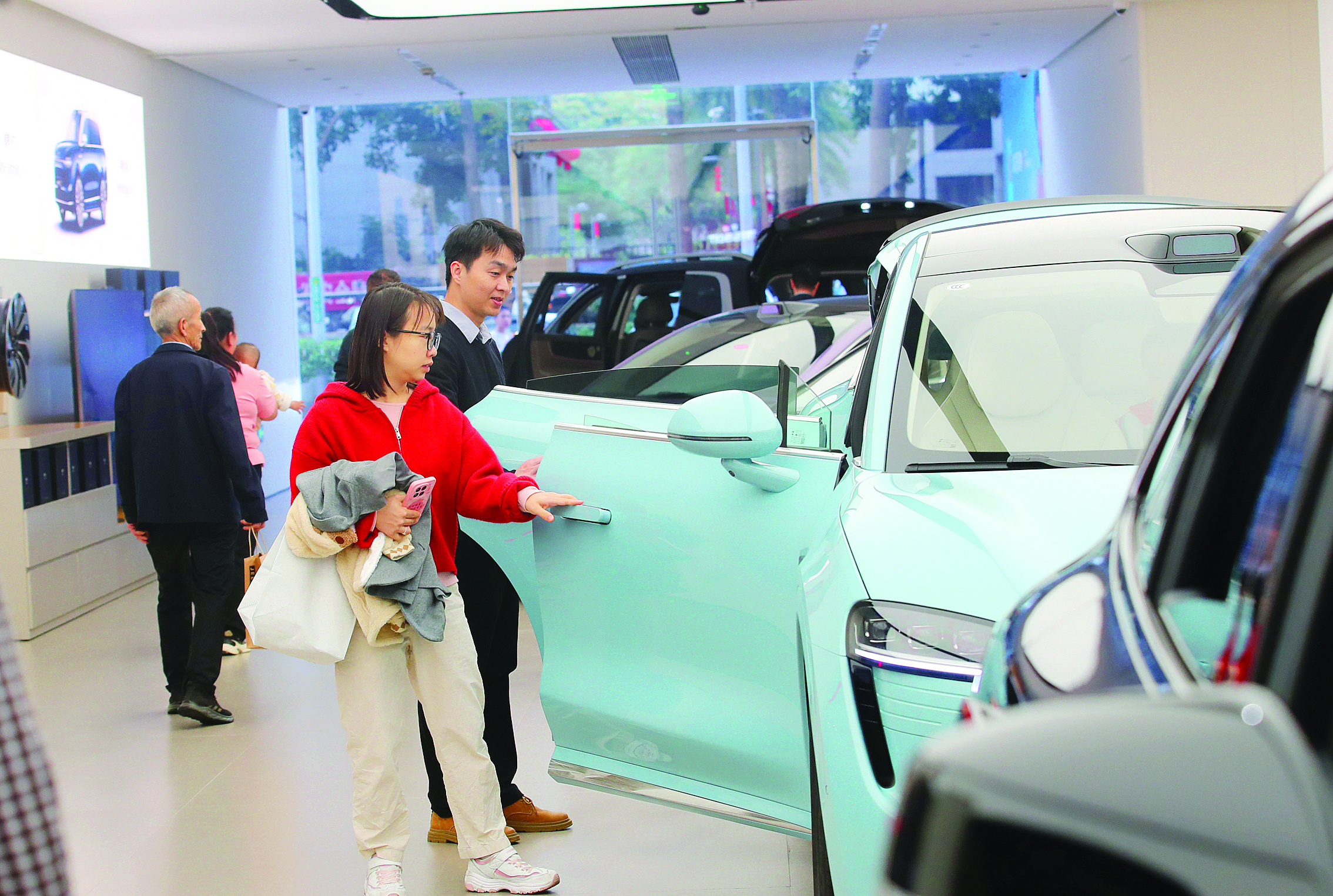     2月1日，市民在华贸天地选购汽车。惠州日报记者钟畅新 摄