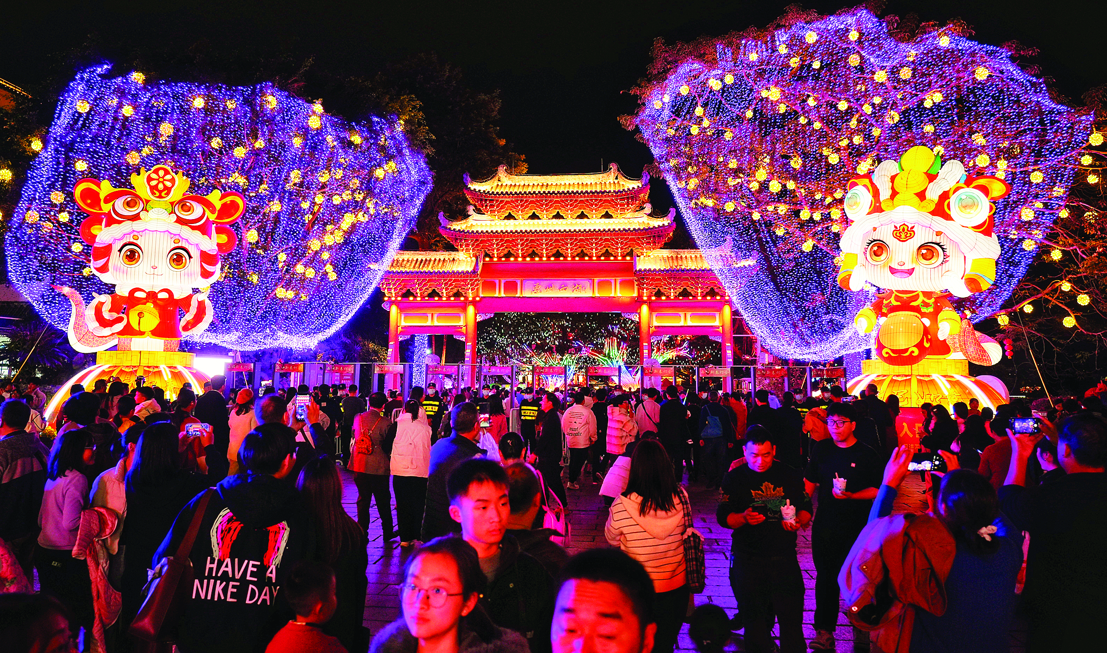     2月1日晚，惠州西湖新春灯会登上中央电视台《新闻联播》。这是1月31日晚，惠州西湖灯会人流如织。惠州日报记者朱金赞 摄