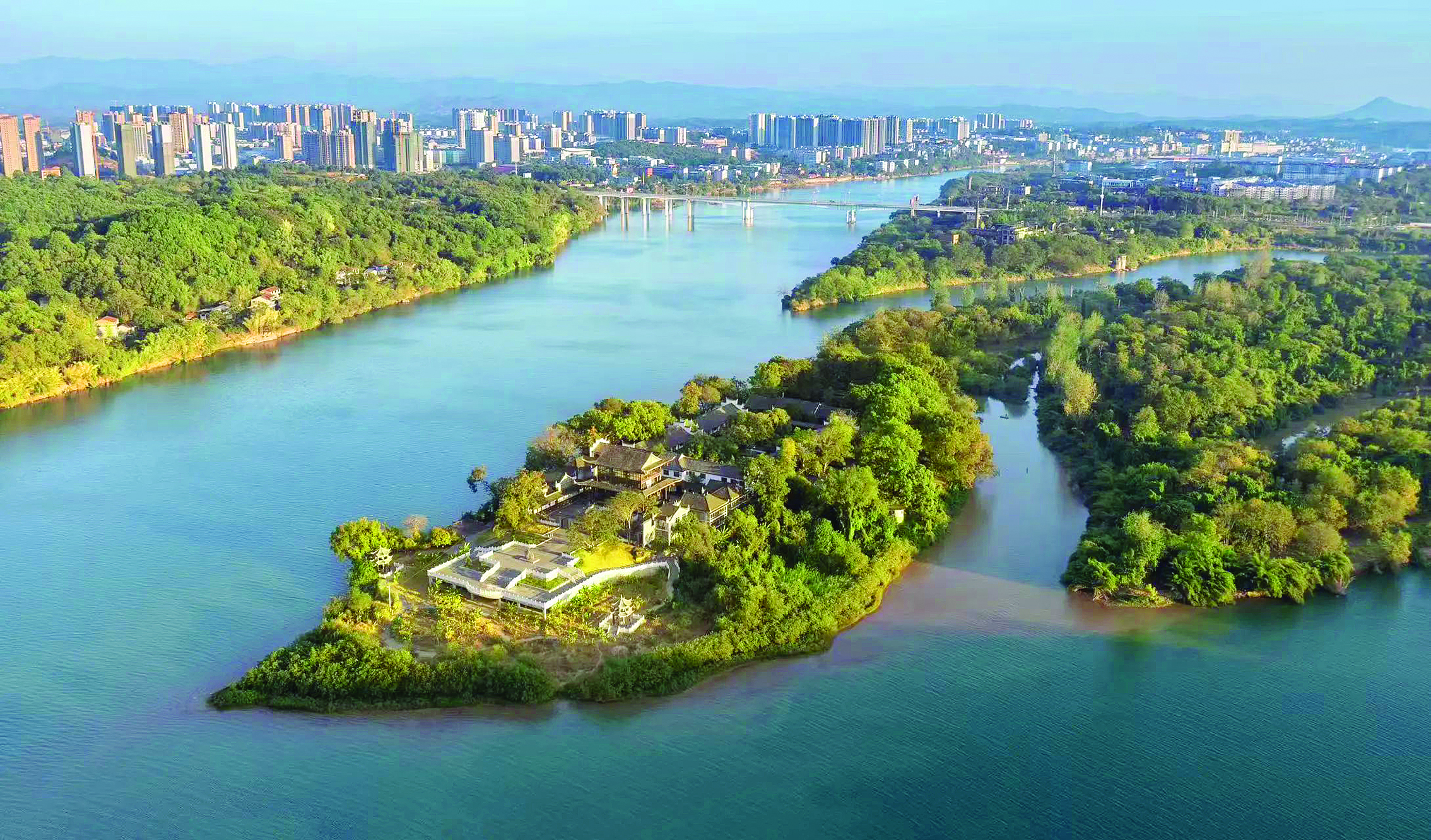     潇湘二水交汇处的萍岛航拍图，蘋洲书院位于萍岛上。新华社发