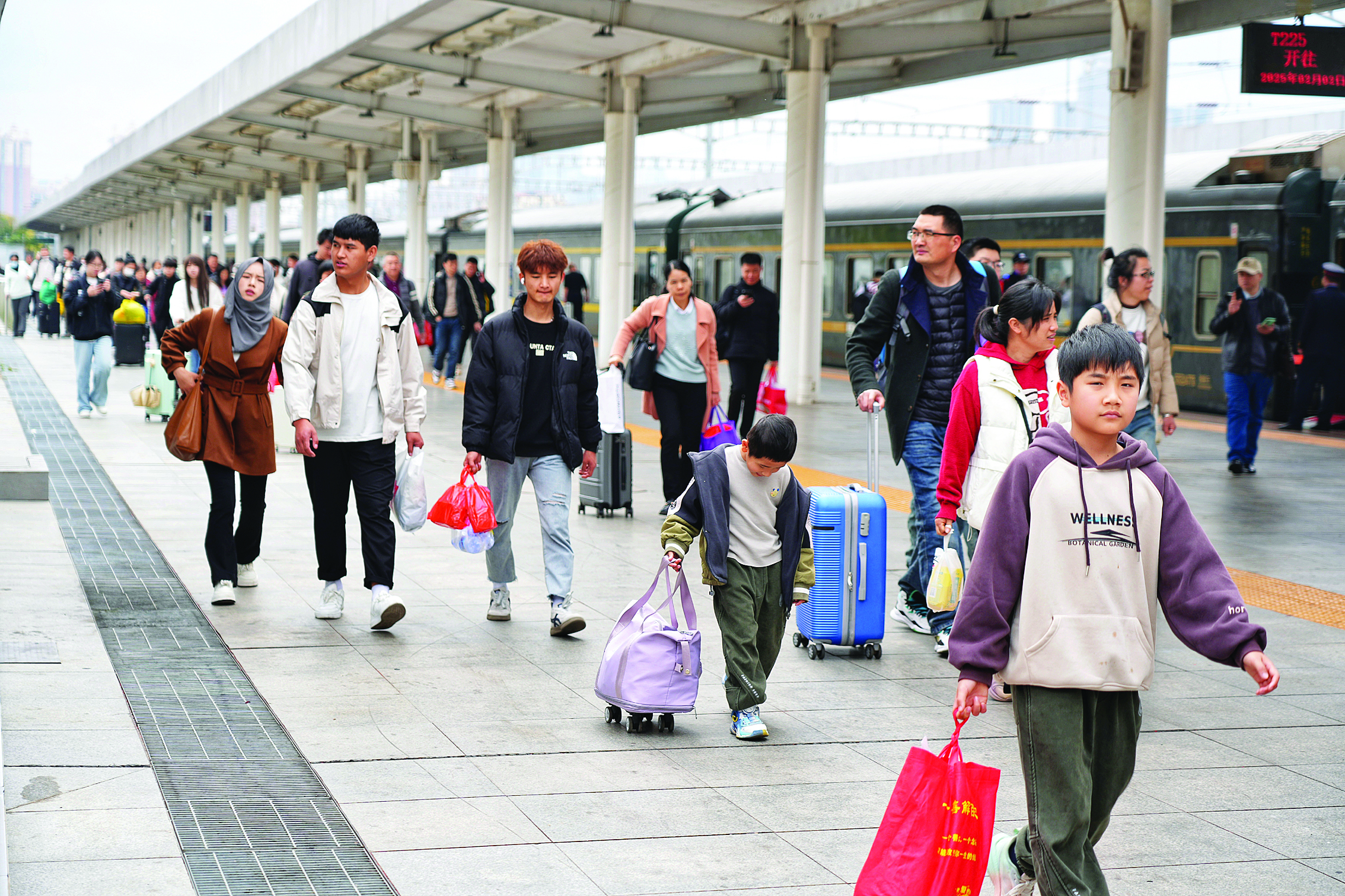     年初五惠州火车站迎来节后首个返程小高峰。惠州日报记者朱金赞 摄