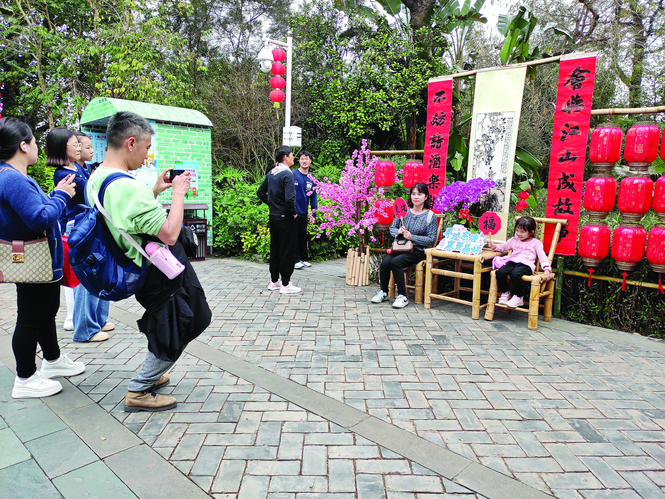     市民游客在东坡祠内打卡拍照。