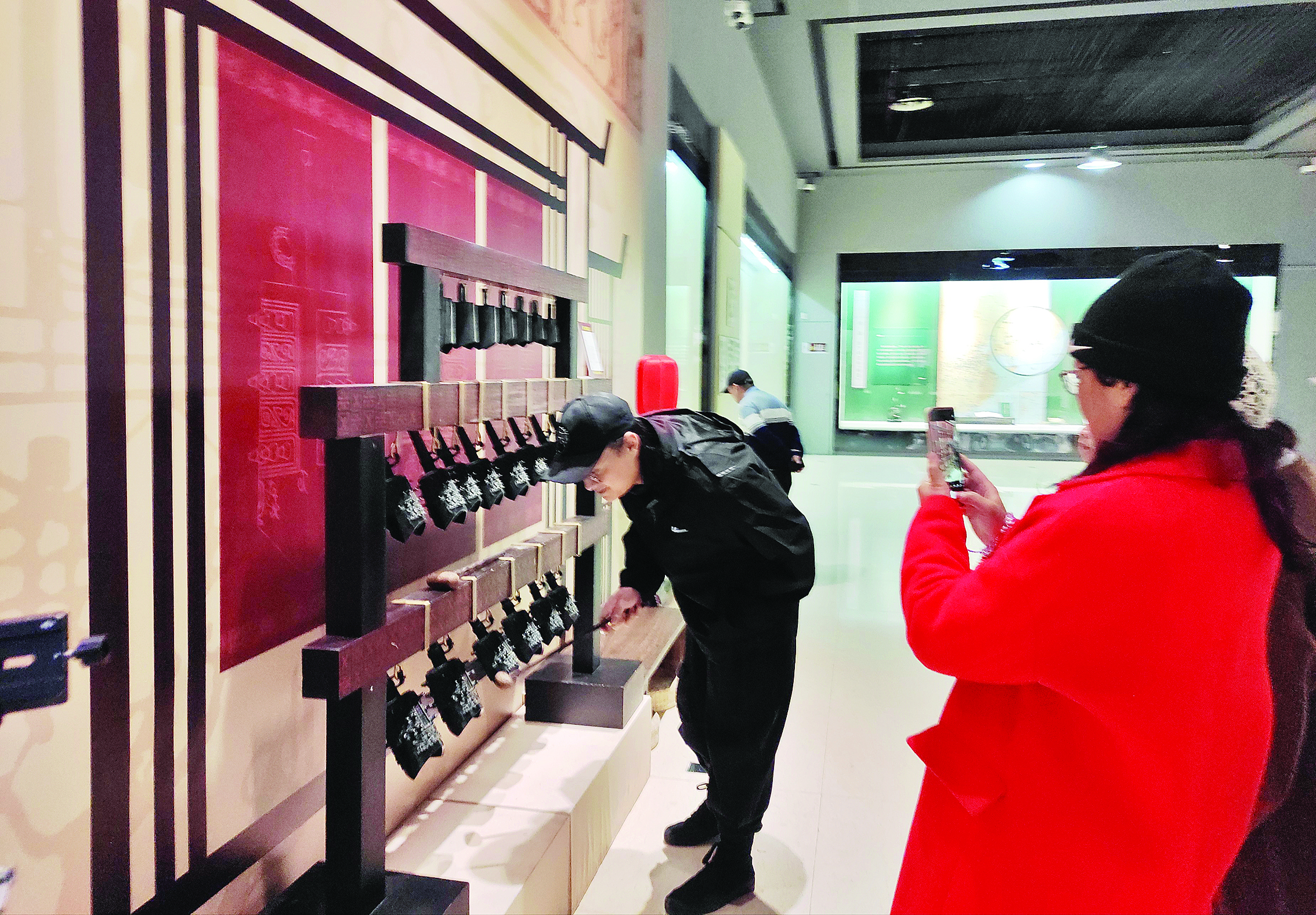     在惠州博物馆，市民体验编钟（仿制）演奏。