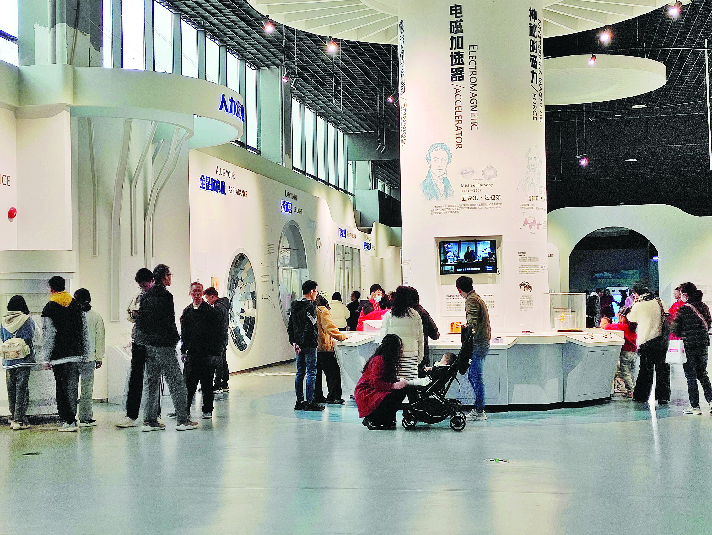     春节期间，市民在惠州科技馆游玩。本组图片 惠州日报记者杨建业 摄