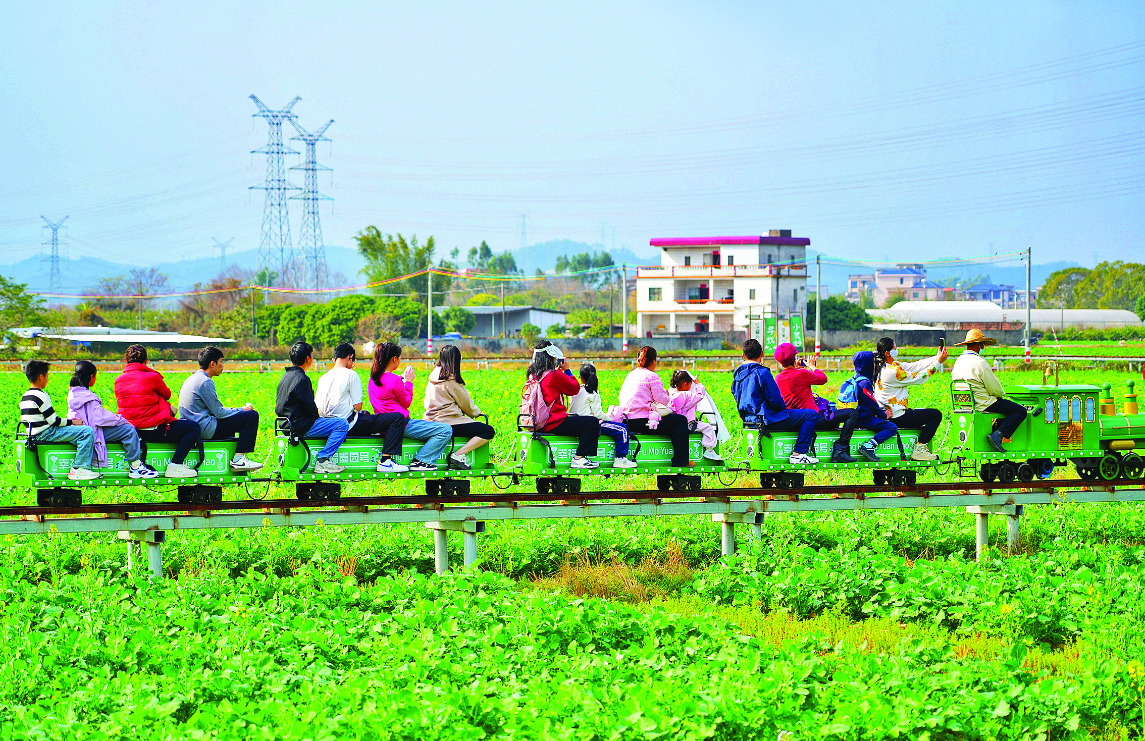     在惠城区横沥镇墨园村，许多家长带着孩子坐着小火车，穿行于田野之中。