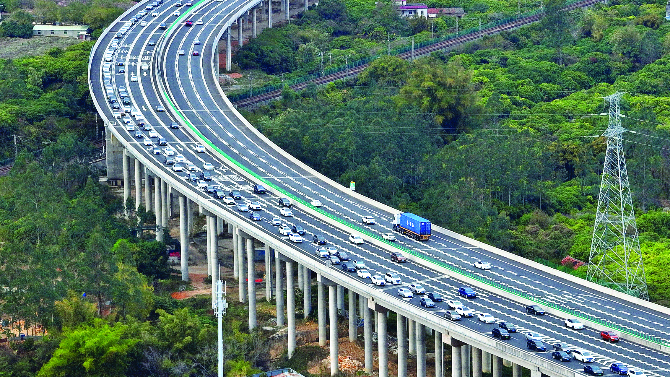     2月3日下午，惠河高速与韶惠高速象头山立交附近路段返程车流量较大。    惠州日报记者李松权 摄